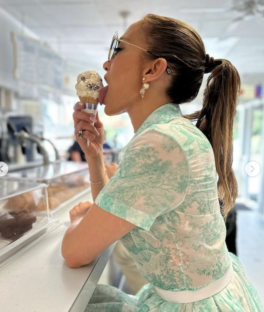 Disfrutando de un helado.