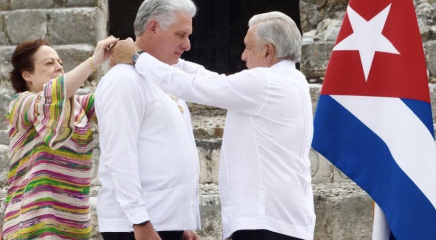 El presidente de México, López Obrador, condecora a su homólogo cubano, Díaz-Canel en Campeche, México. Foto: EFE