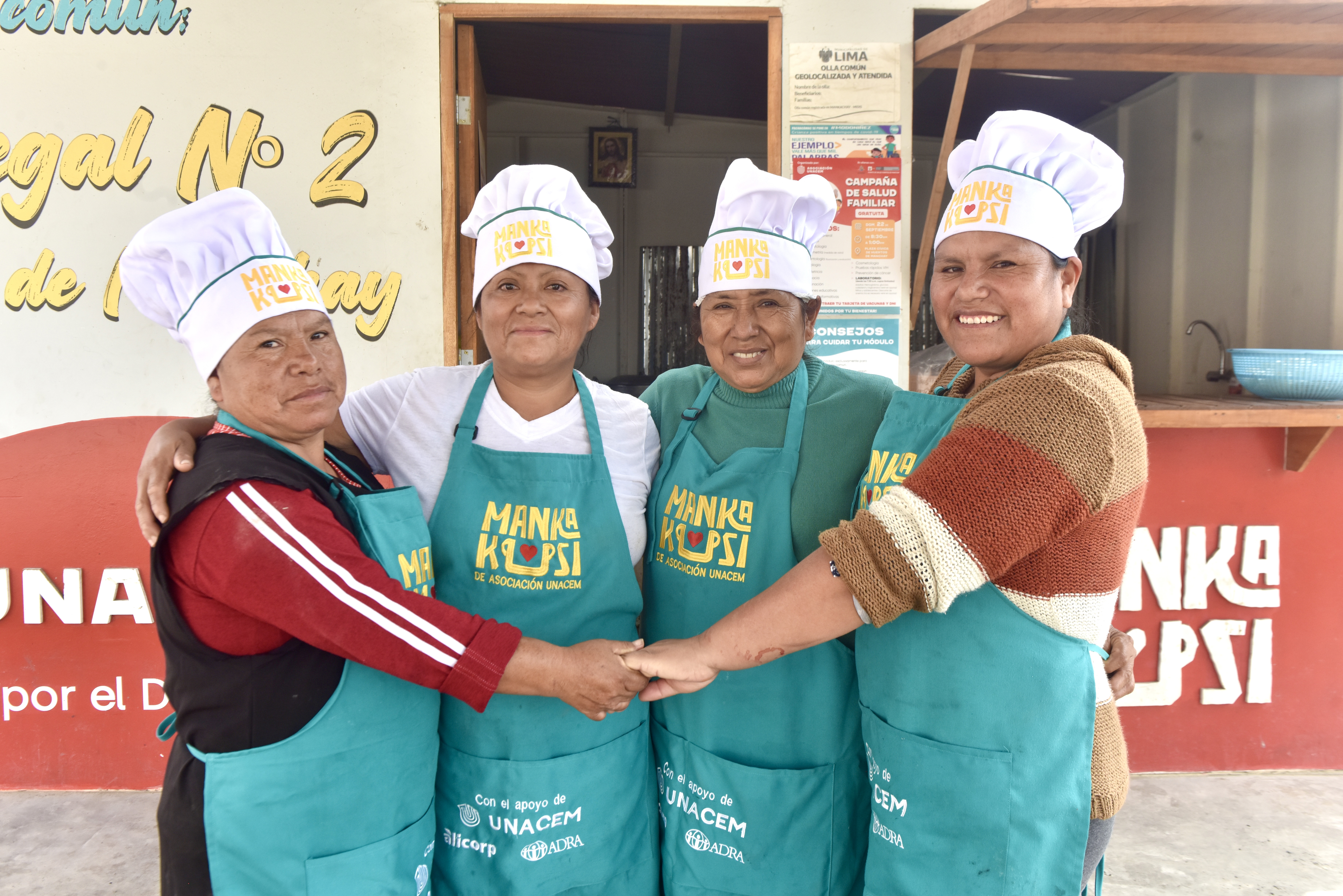 Trabajo en equipo en la olla común. (Foto: Javier Zapata).