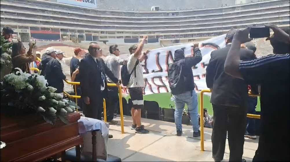 Homenaje cuerpo presente a Roberto Chale en el Monumental