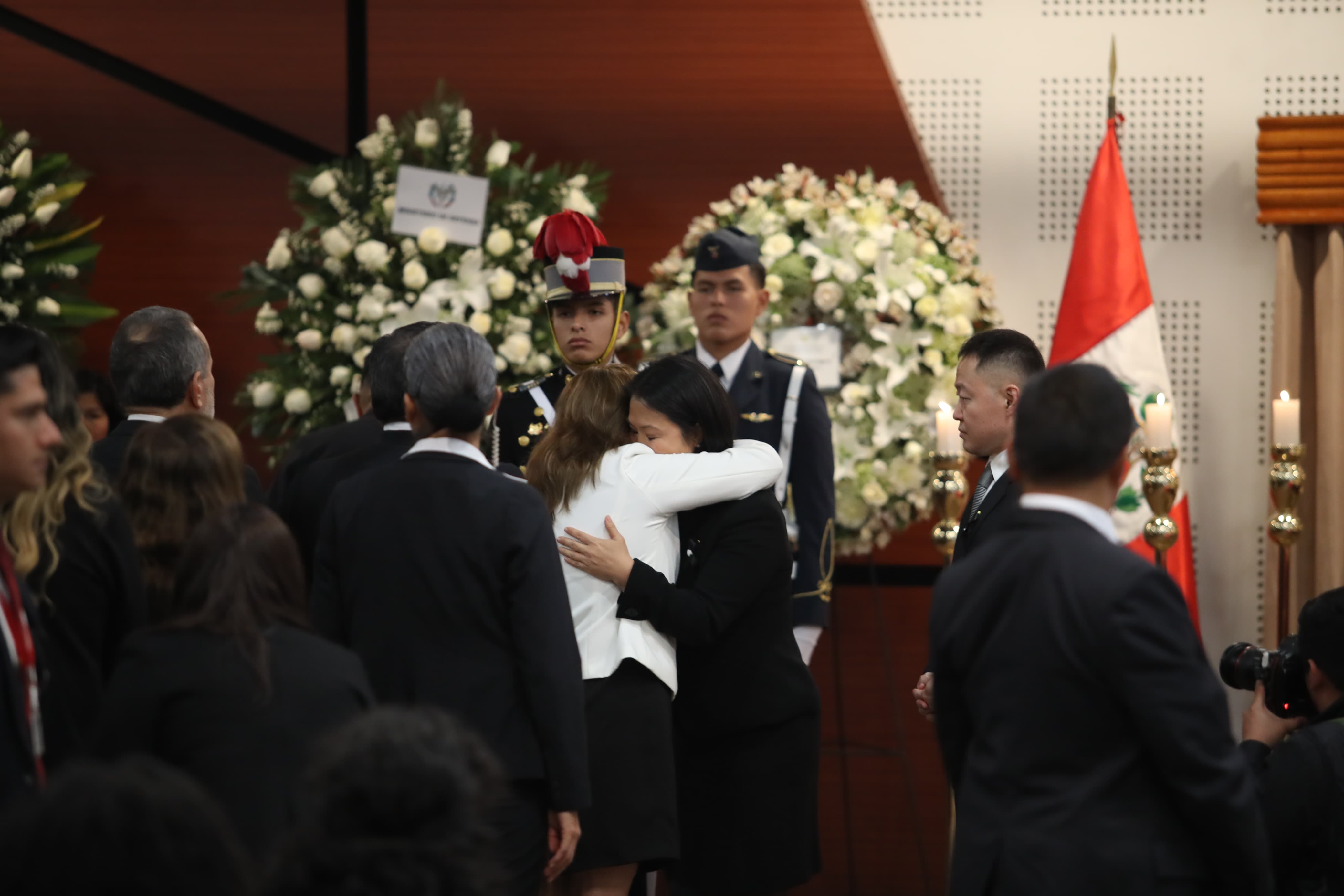 Dina Boluarte abraza a Keiko Fujimori