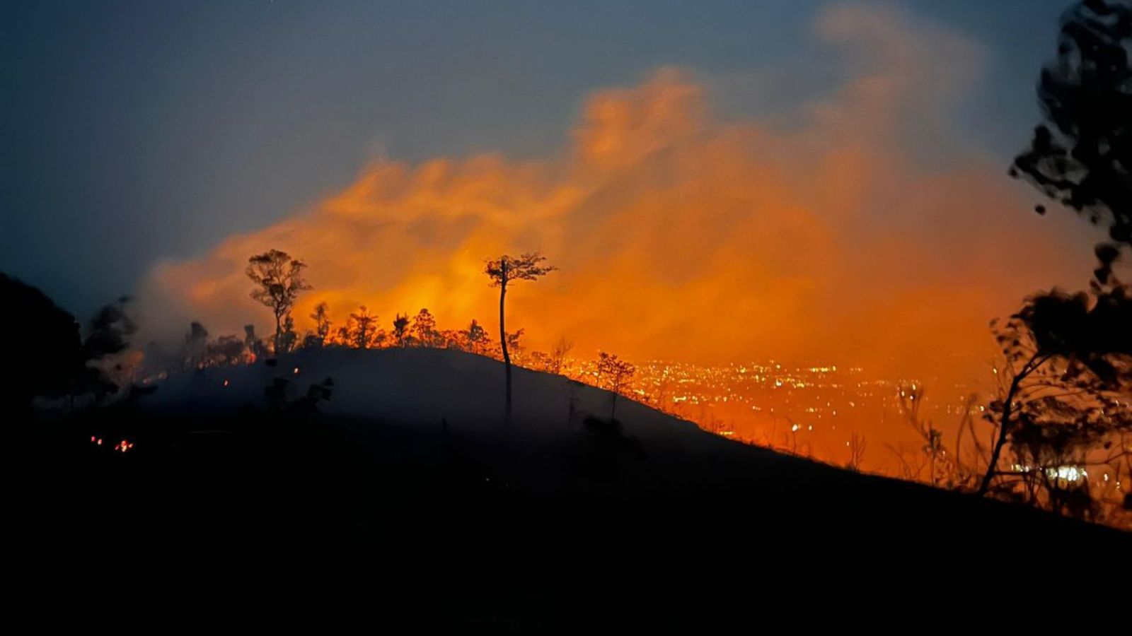 Esta mañana, el premier Gustavo Adrianzén ofreció una conferencia de prensa sobre los incendios forestales. Foto: André Cabanillas 