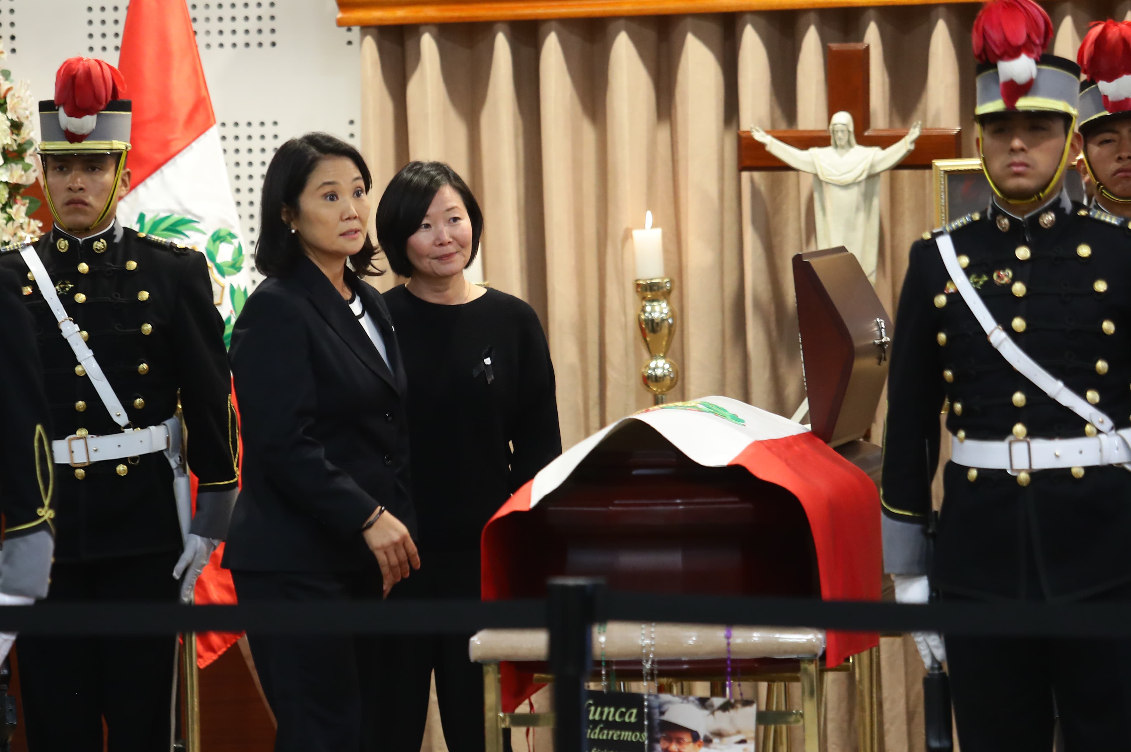 Keiko y Sachie Fujimori estuvieron al pie del féretro recibiendo el pésame de los asistentes. (Foto:  Jesús Saucedo / @photo.gec)