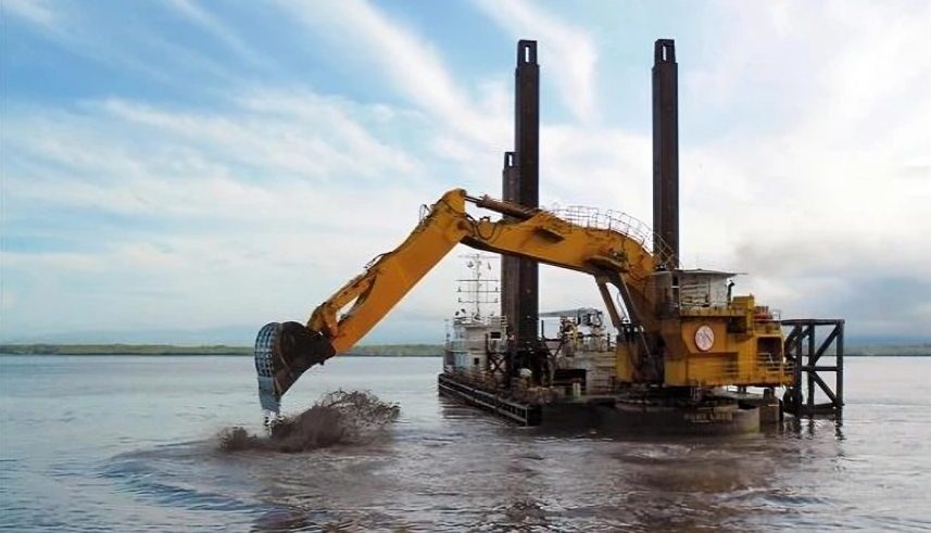 Las dragas son usadas para remover sólidos en medio de masas de agua