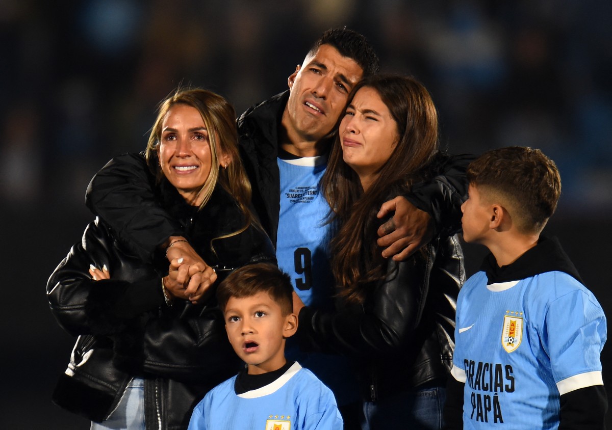 Luis Suárez recibe homenaje tras su retiro profesional