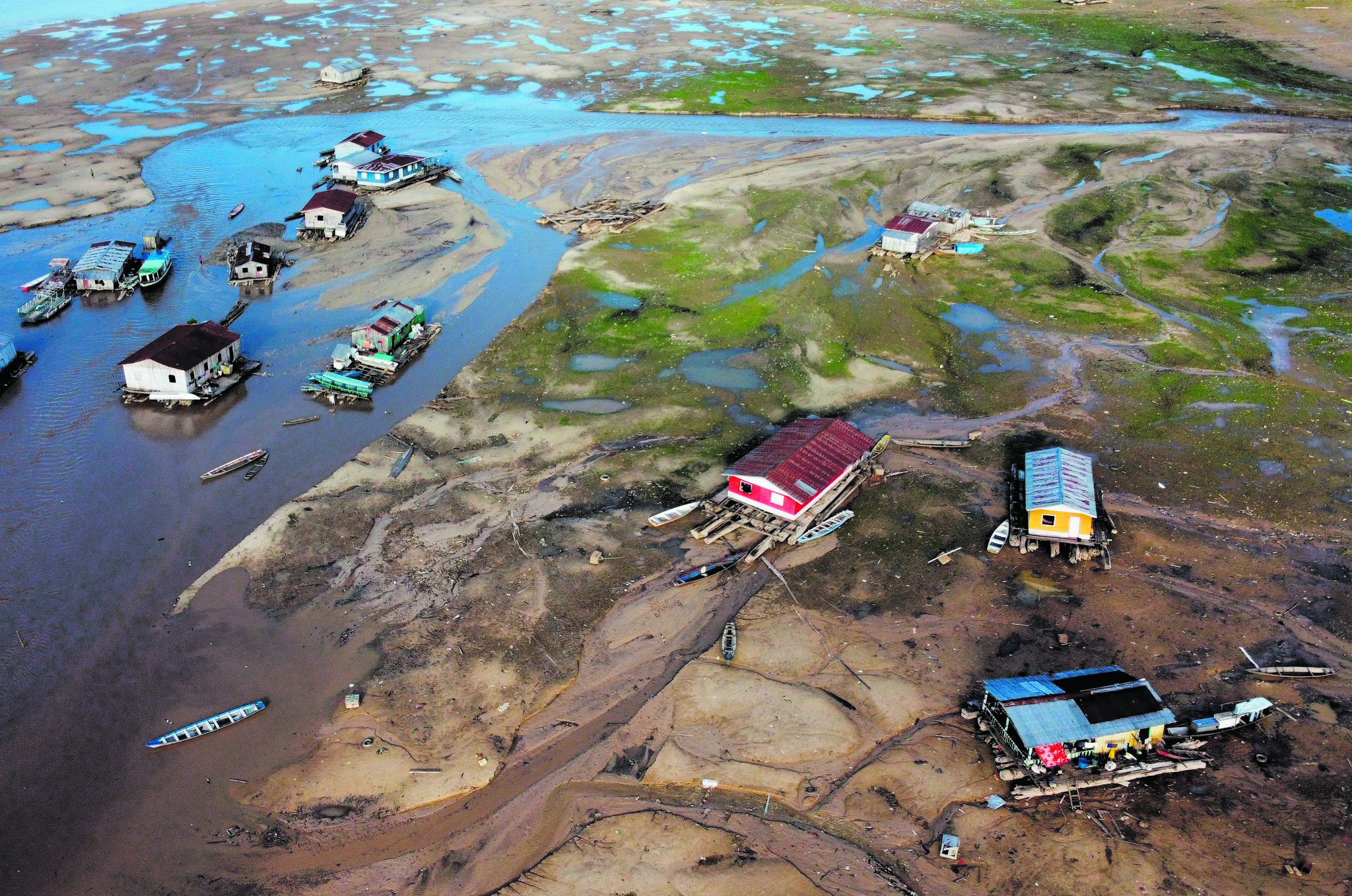 ESCASEZ. Déficit hídrico ha dejado a relucir todo lo que no se veía debajo del espejo de agua. (Foto: Hombro a hombro)