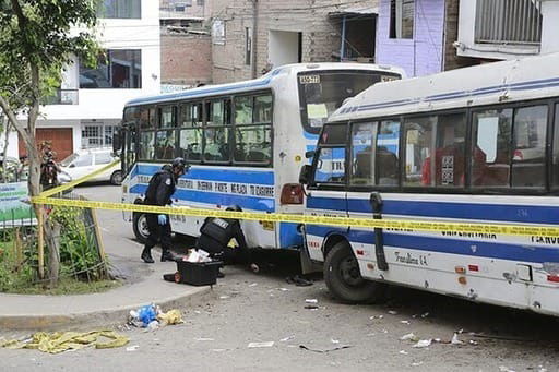 Agentes de la UDEX retiran explosivos de vehículos tras detonación en Lima Norte. (Foto: Perú21)