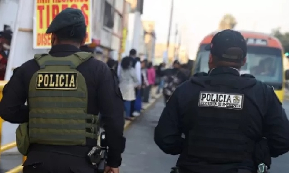 Policías vigilando paraderos de custers y buses en Lima