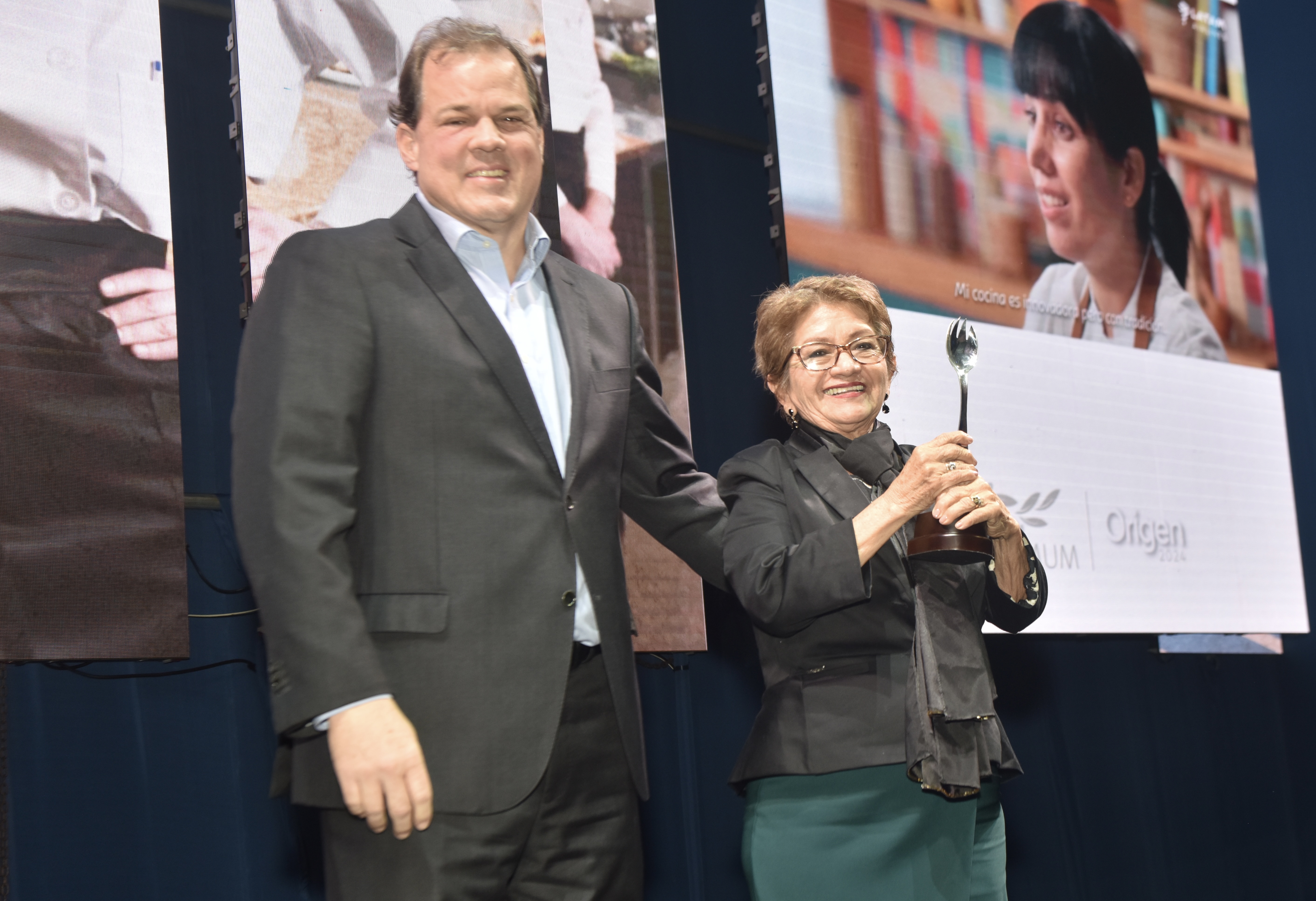 Elia García de Reátegui de La Patarashca de Tarapoto, elegida por la crítica gastronómica como la Mejor Chef Mujer, junto al CEO de LATAM Airlines Perú, Manuel van Oordt.  