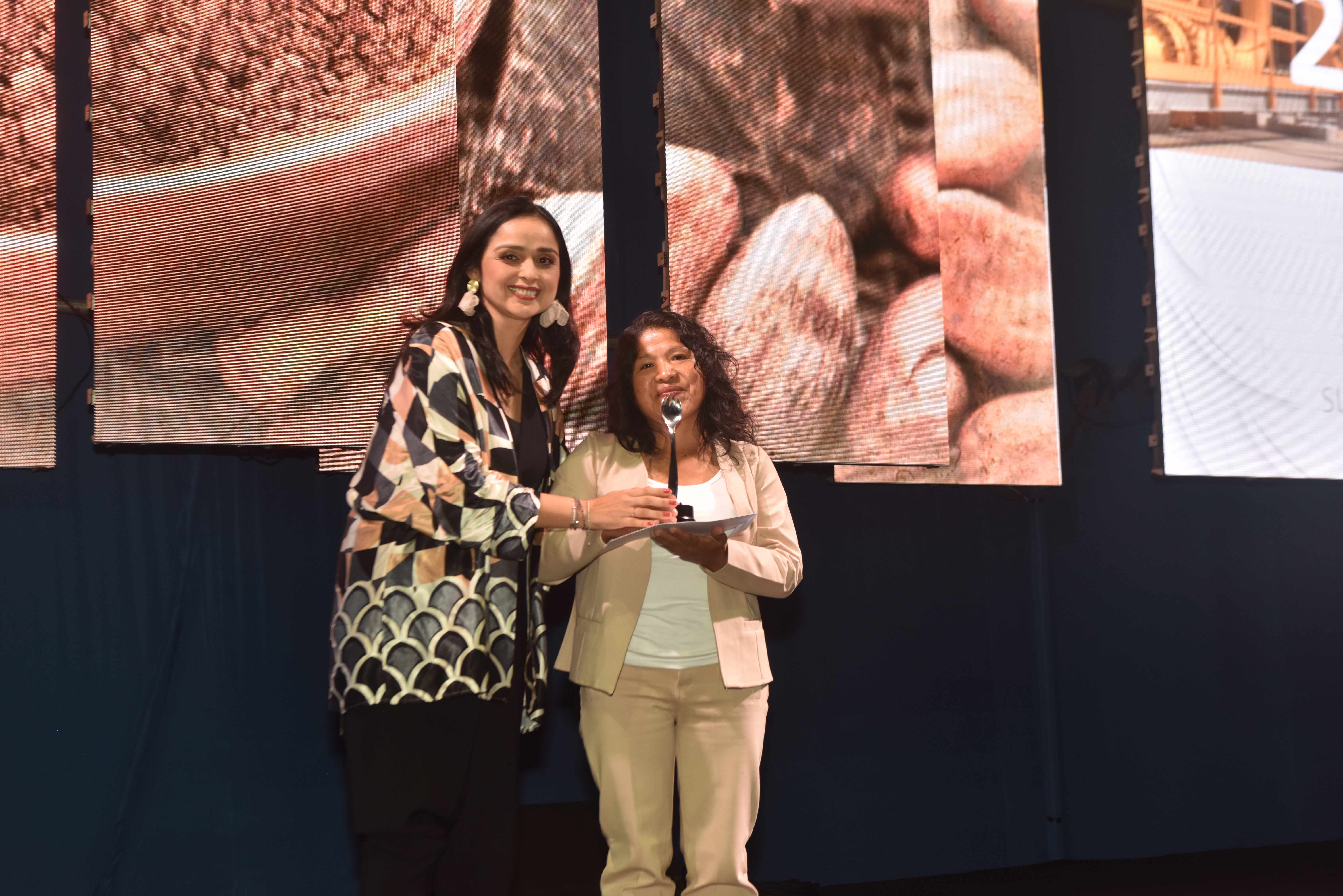 Plácida Chávez, cacaotera de Echarate - Kiteni en La Convención, Cusco, elegida Mejor Productora de Cacao del Vraem, junto a Tania Silva, gerente de comunicaciones de TGP. 