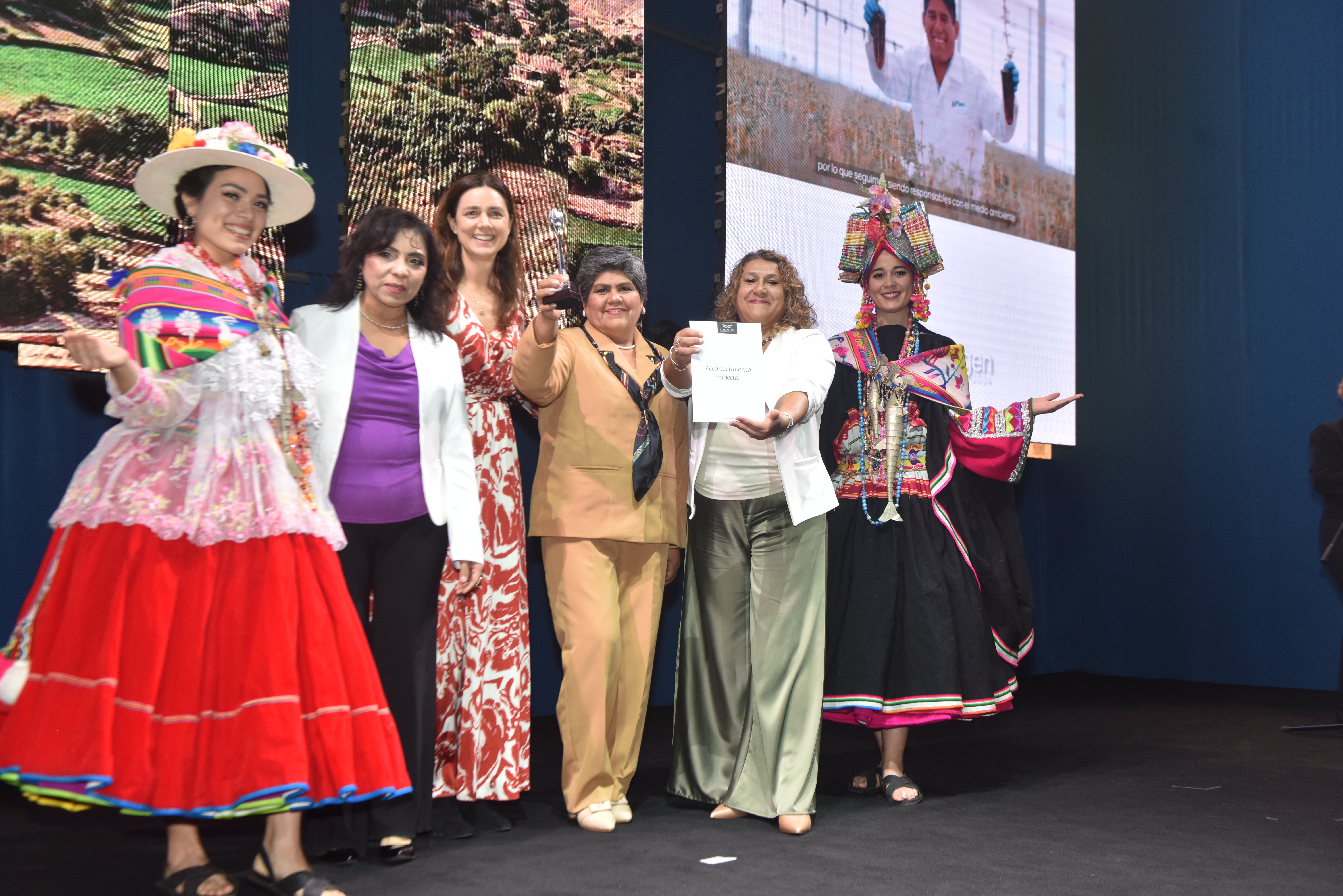 Una representación de dulceras y pasteleras moqueguanas, encabezadas por Carmen Diez Canseco del Centro Santa Fortunata de Moquegua, acompañadas de Mari Loli Camarero y Lorena Zeballos, ejecutivas de Angloamerican. 