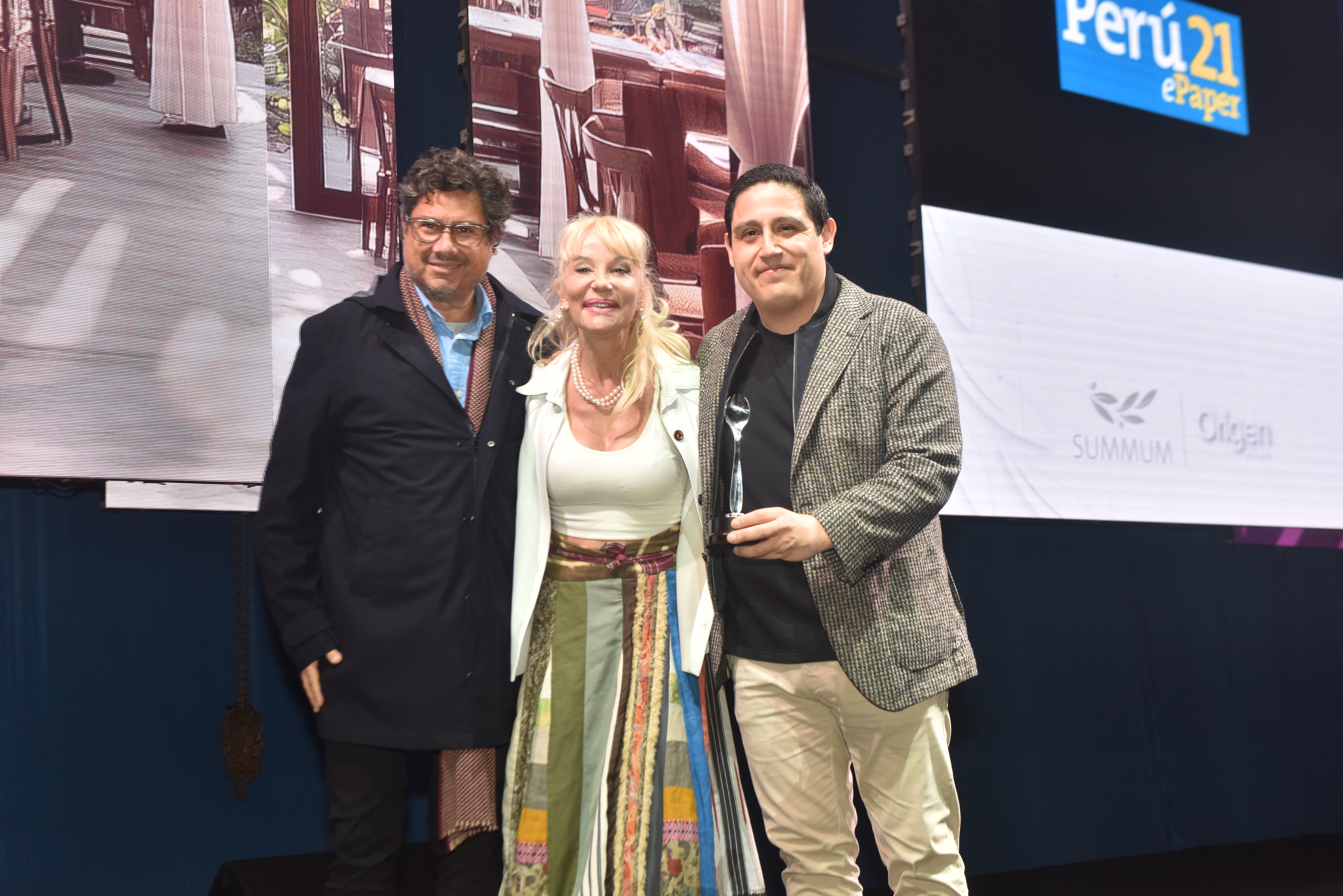 Astrid Gutsche de Astrid & Gastón, el restaurante que ganó el premio al Mejor Ambiente, flanqueada por Jaime Bedoya, director de publicaciones de Perú21, y Carlos Franco.  