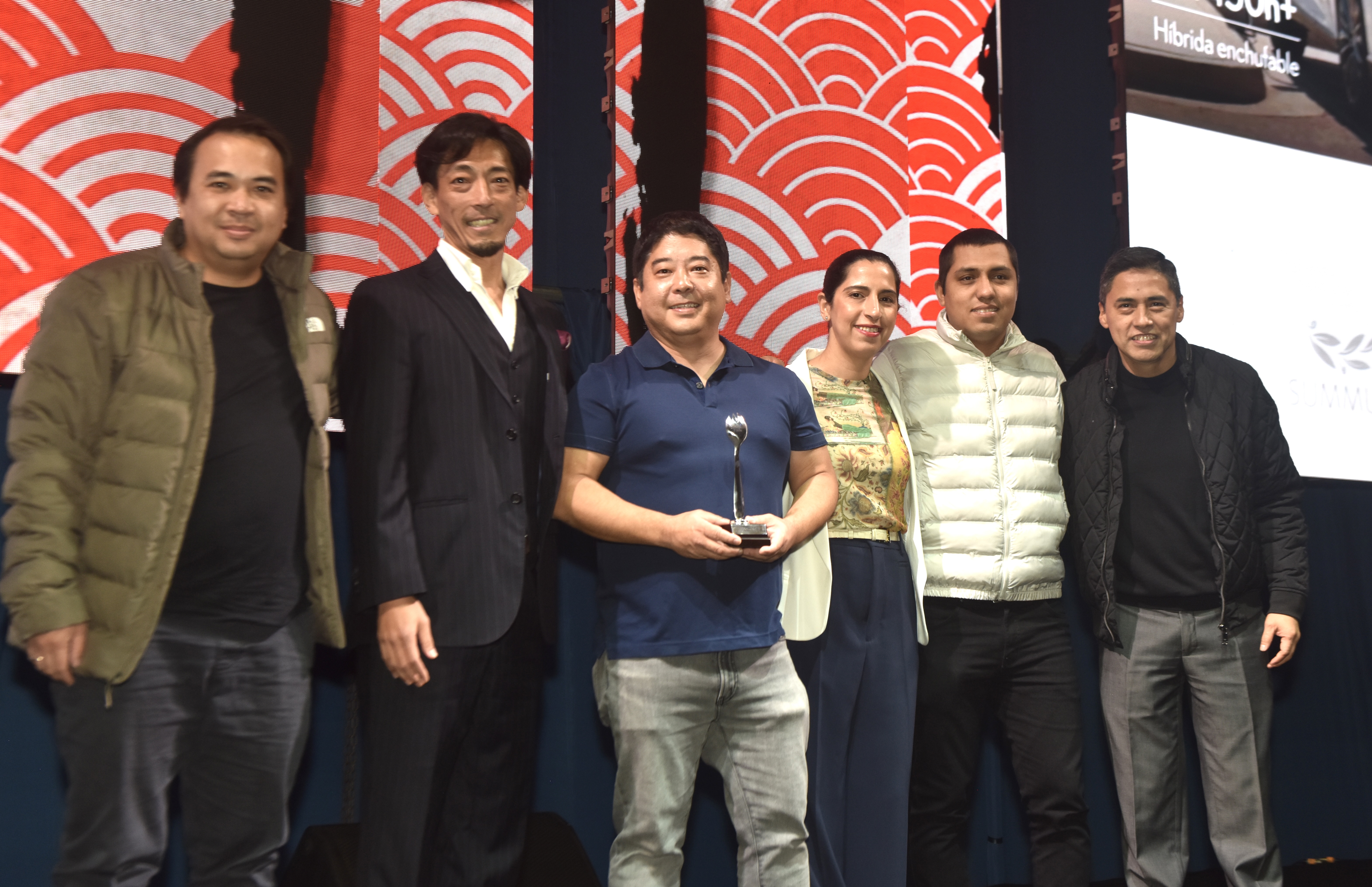 El equipo de Maido, liderado por el tres veces galardonado Mitsuharu ‘Micha’ Tsumura, ganó el primer lugar en la categoría Cocina Nikkei y Japonesa, junto a Keita Inoue, director financiero de Toyota y Lexus.