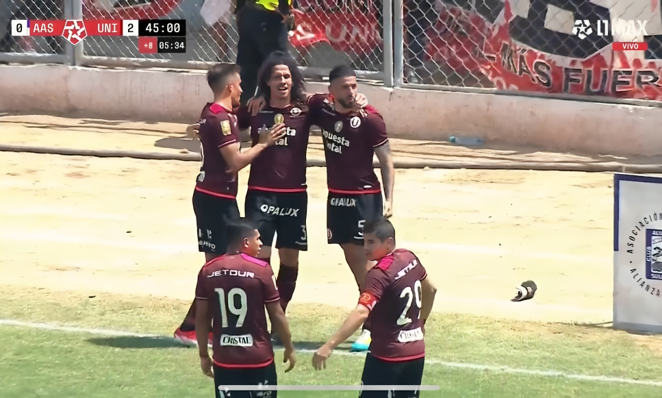 Riveros celebra el 2-0 de la U en Sullana