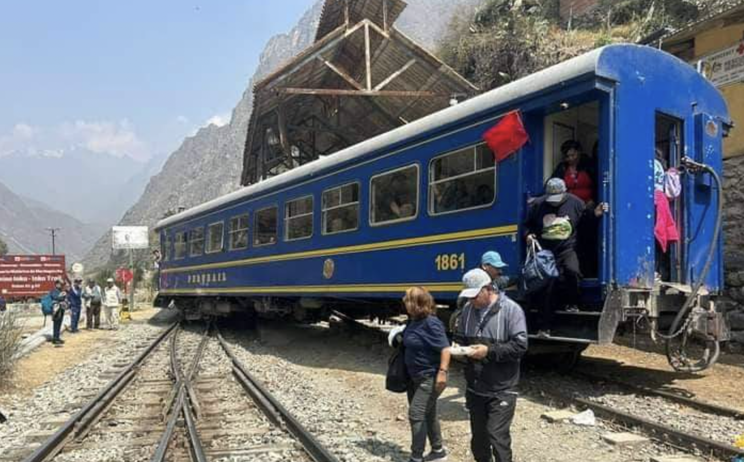 Tren transportaba a 50 personas que afortunadamente no resultaron heridas.