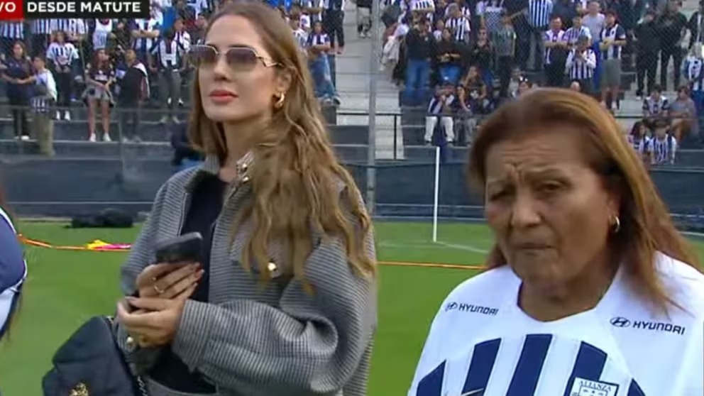 Ana Paula Consorte y 'Doña Peta' en la presentación de Paolo Guerrero en Alianza Lima