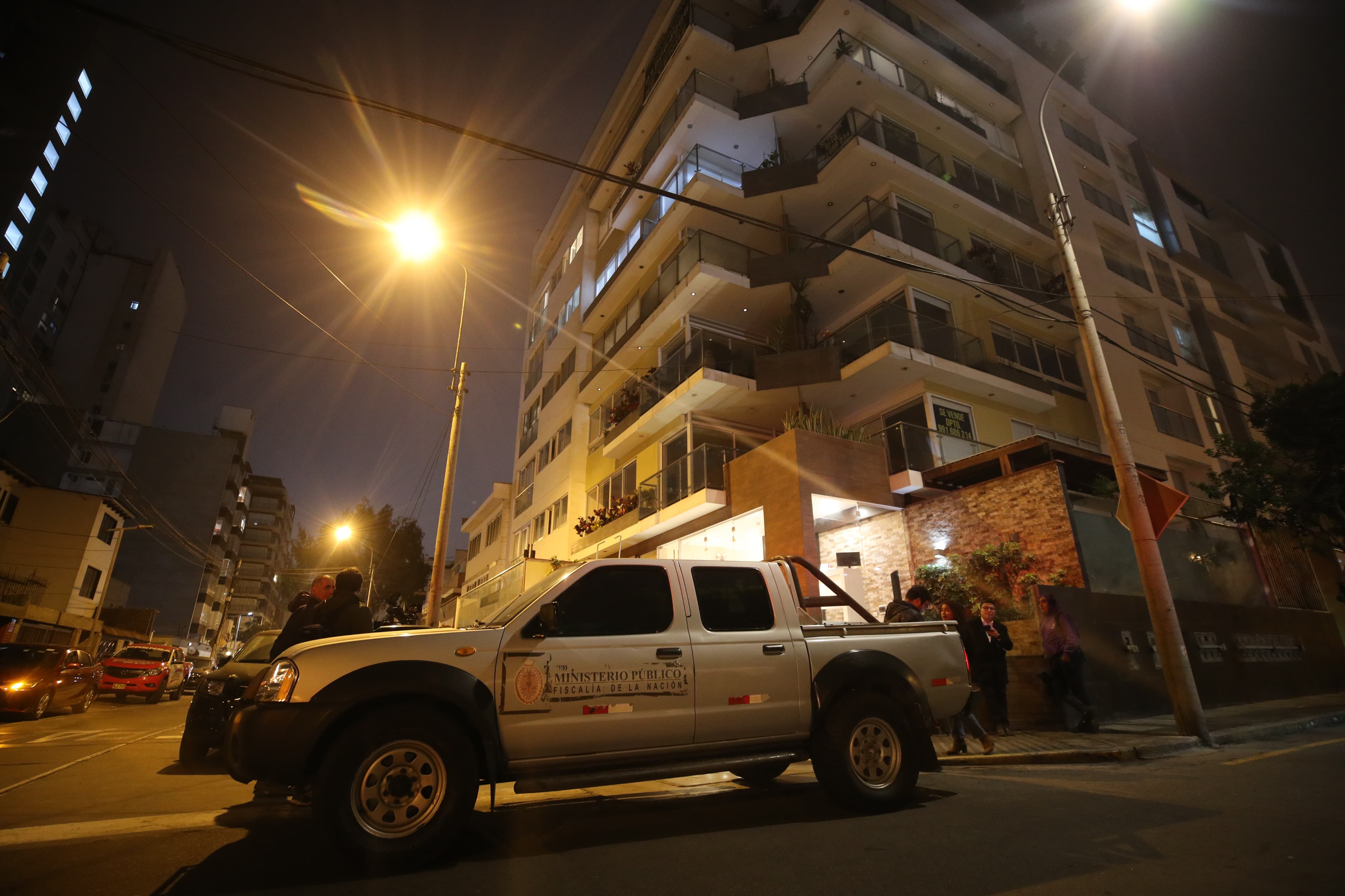 Agentes de la Policía Nacional y el Ministerio Público llegaron al domicilio de la excanciller