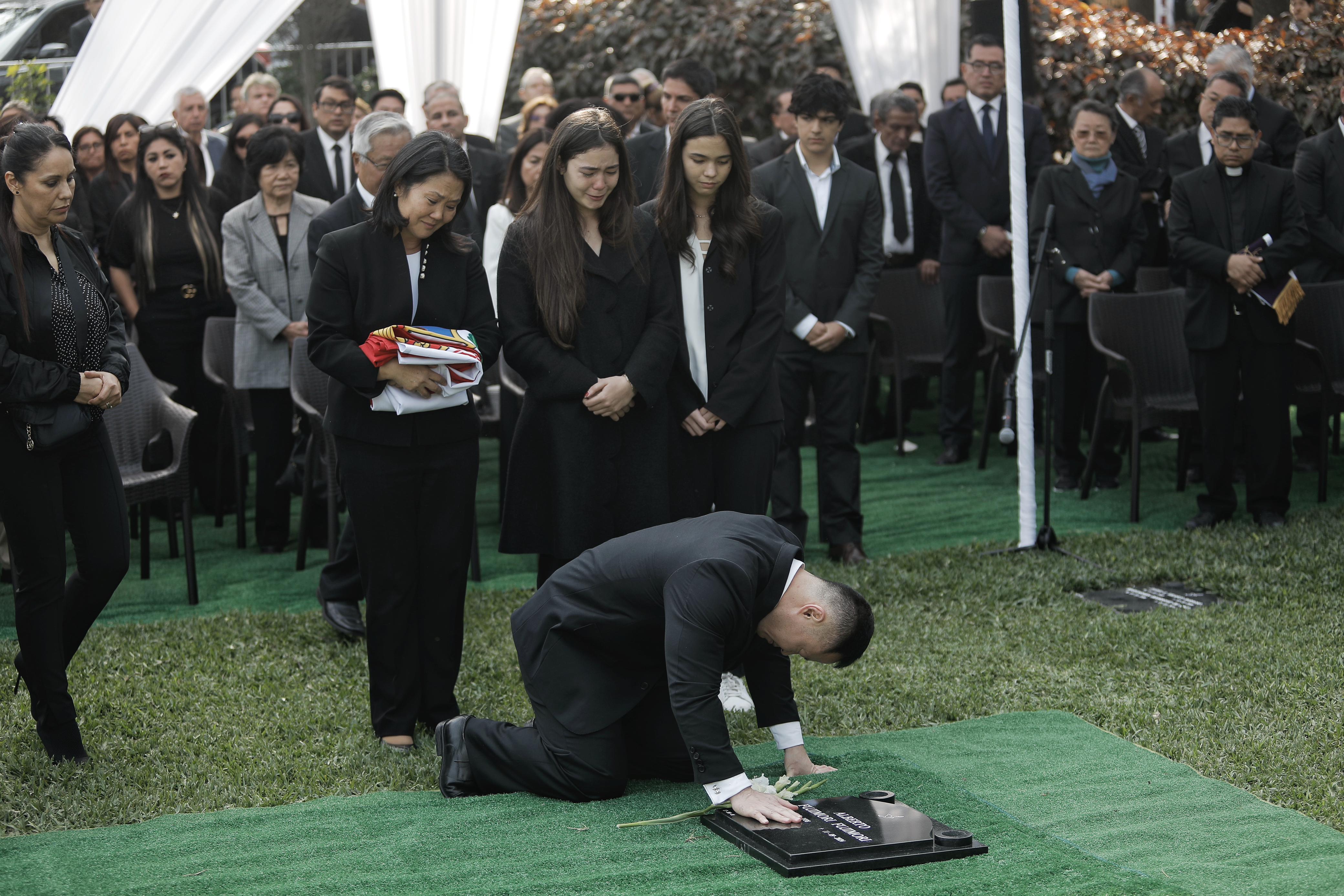 Kenji Fujimori se quiebra en entierro de su padre. (Jesús Saucedo@photo.gec)