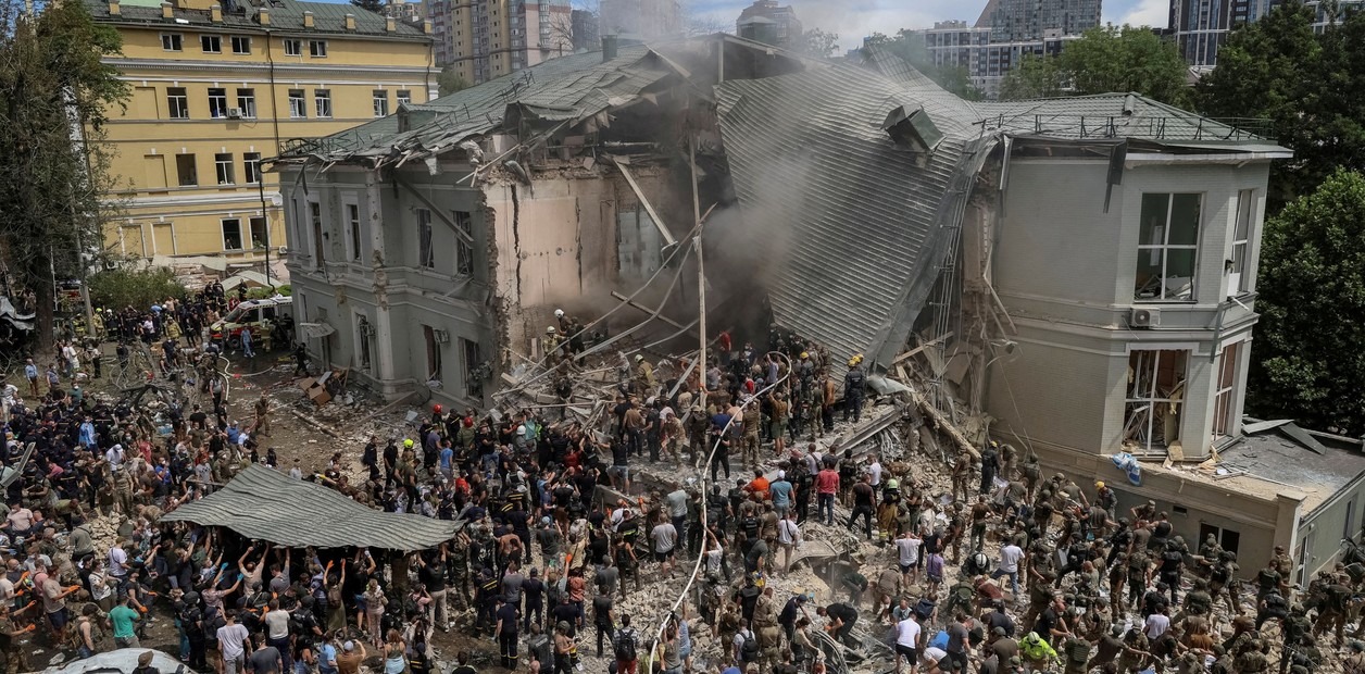 Rescatistas trabajan en el Hospital Infantil Ohmatdyt que resultó dañado durante los ataques con misiles rusos, en medio del ataque de Rusia a Ucrania, en Kiev. Foto Reuters