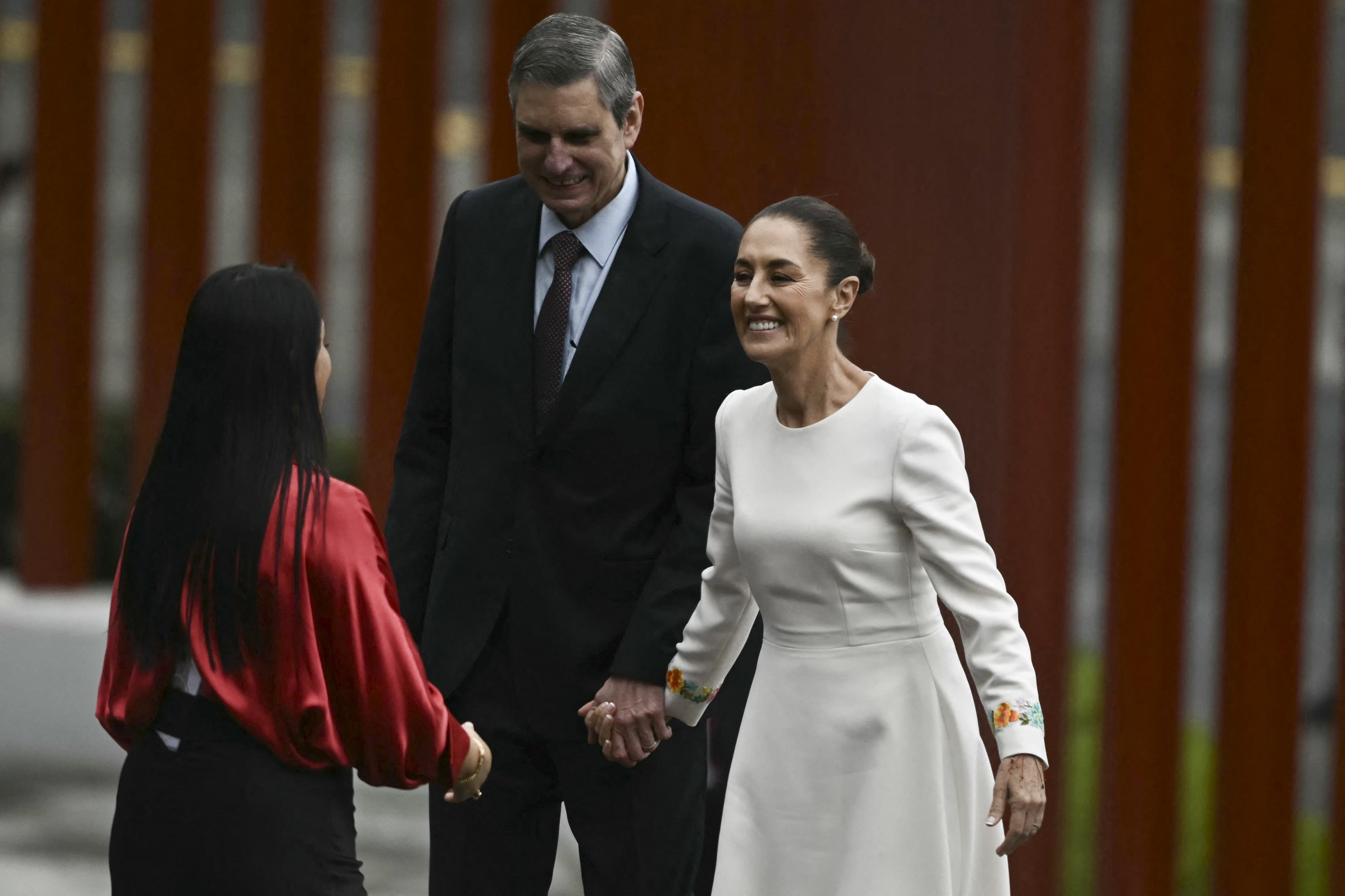 Sheinbaum se convirtió en la primera presidenta mujer de México. Lució un vestido de la artesana 