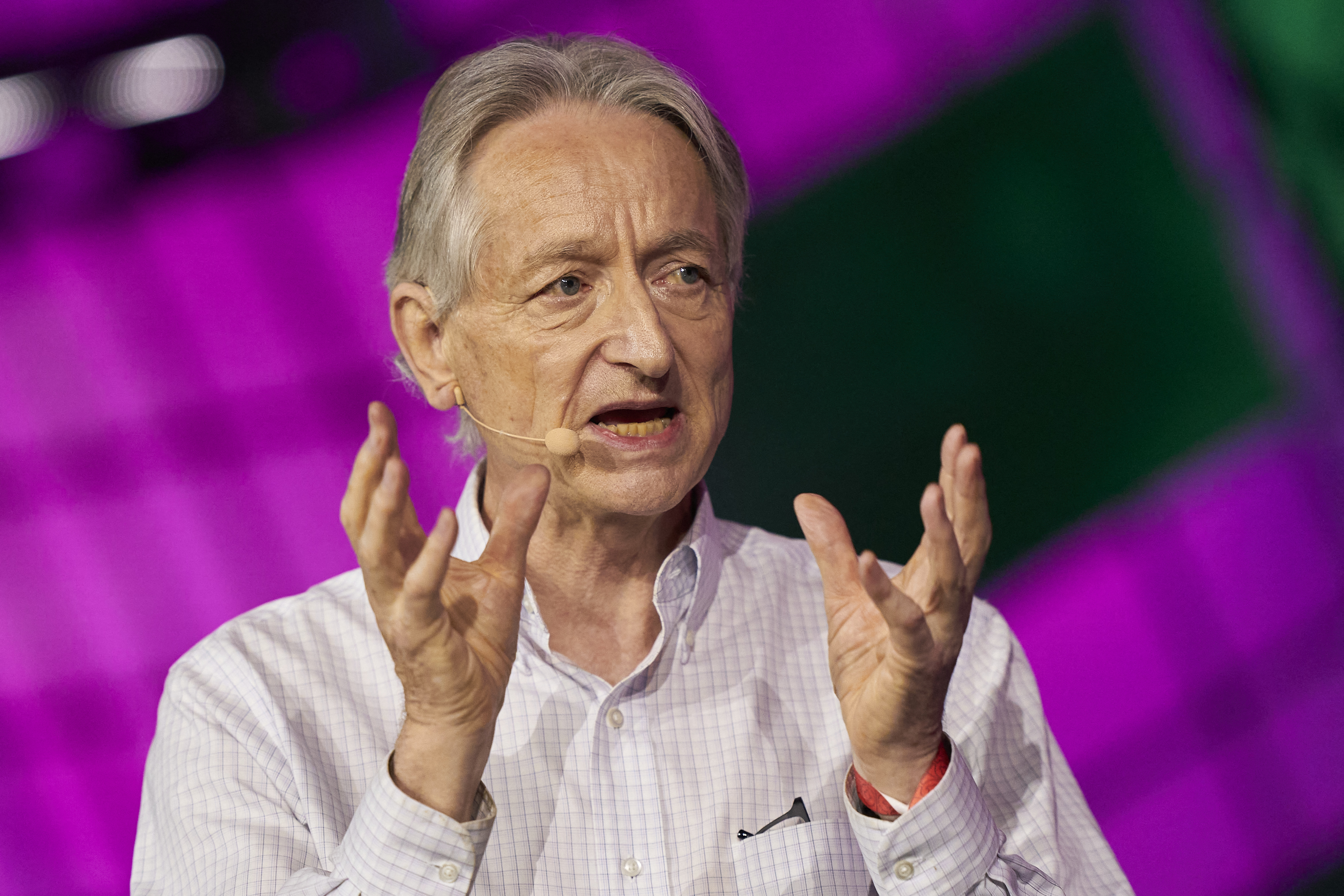 Geoffrey Hinton (copremiado con el Nobel), abogo firmemente por una mejor comprensión" de la IA. (AFP)