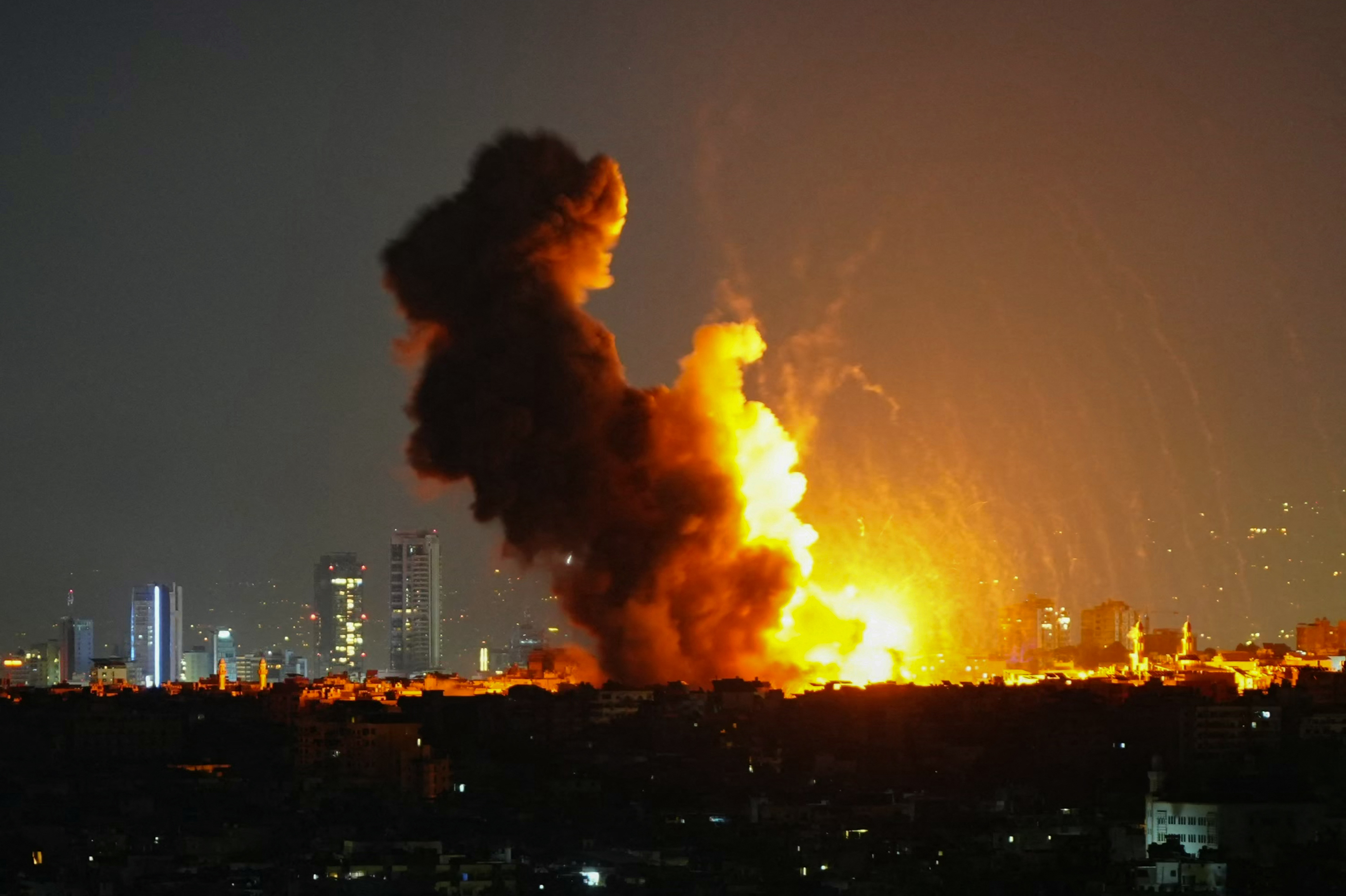 Impactantes bombardeos de Israel en un suburbio sur de Beirut. (AFP)