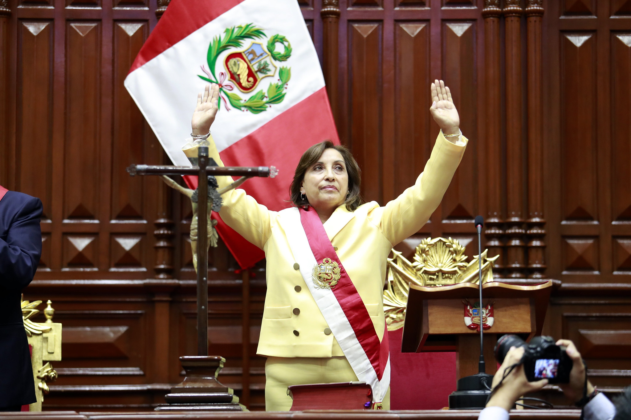 Dina Boluarte durante la juramentación como presidenta