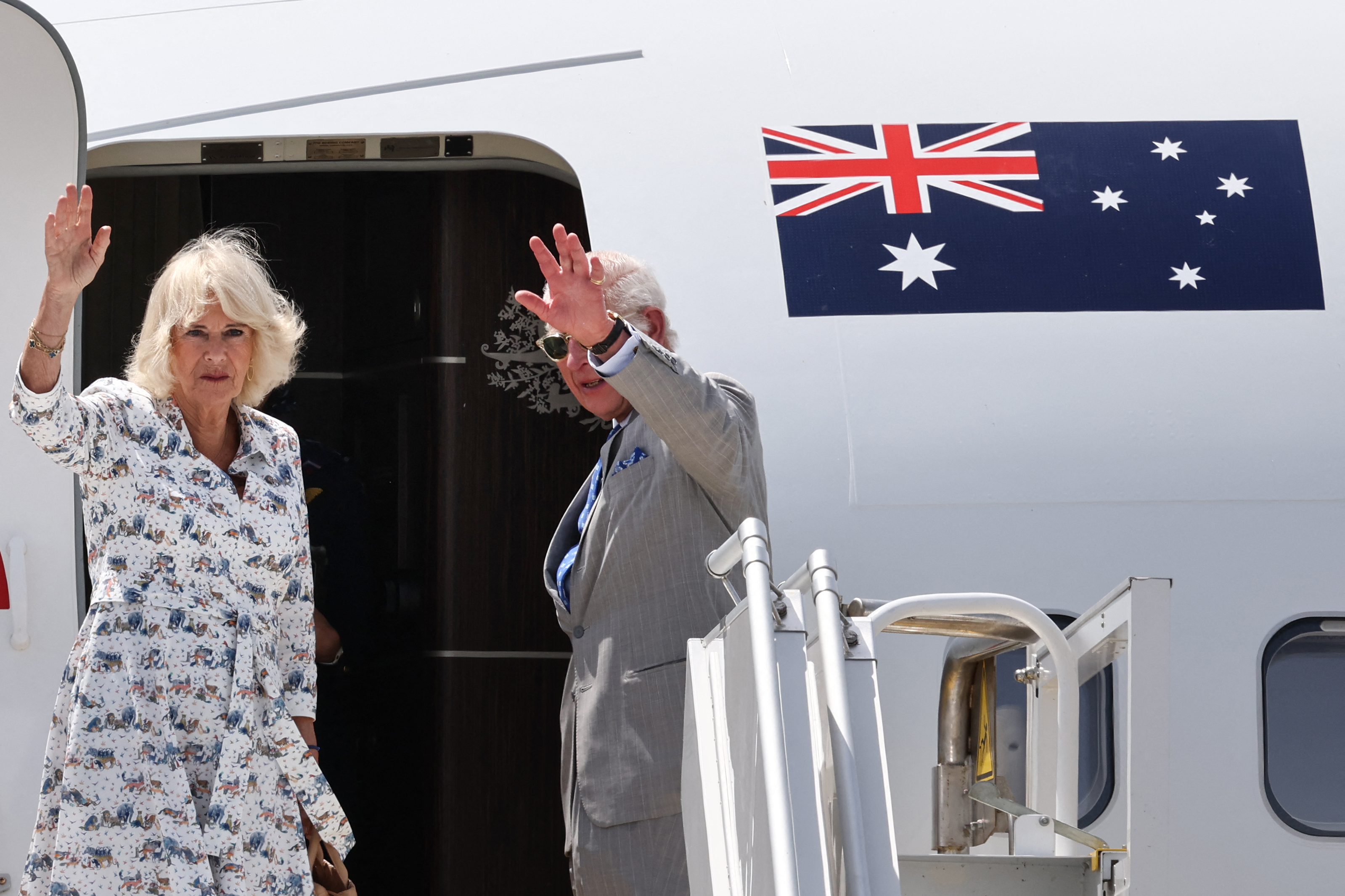 El rey Carlos III de Gran Bretaña y la reina Camila saludan al salir del aeropuerto de Sídney, en Sídney, el 23 de octubre de 2024, tras una visita real de seis días a Sídney y Canberra. (Foto de David GRAY / AFP)