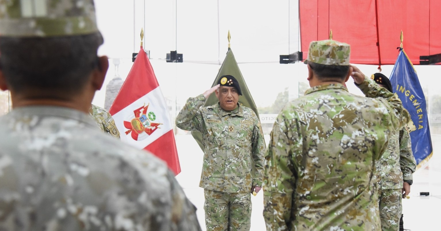 César Briceño, Ejército Perú