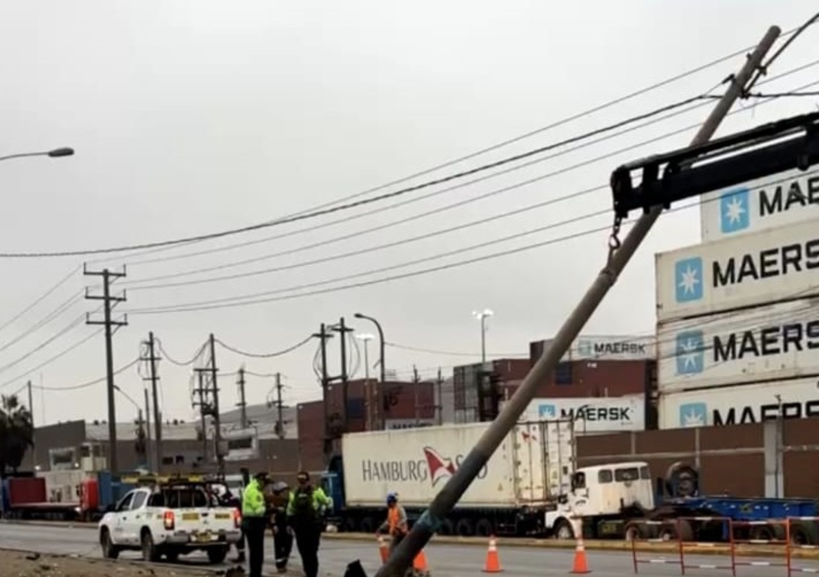 Cae poste en el Callao tras choque de autos.