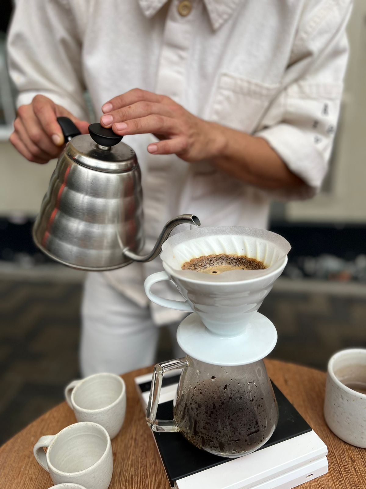 𝘼𝙣𝙜𝙚𝙡 𝙎𝙖́𝙣𝙘𝙝𝙚𝙯 nos prepara un café en V60