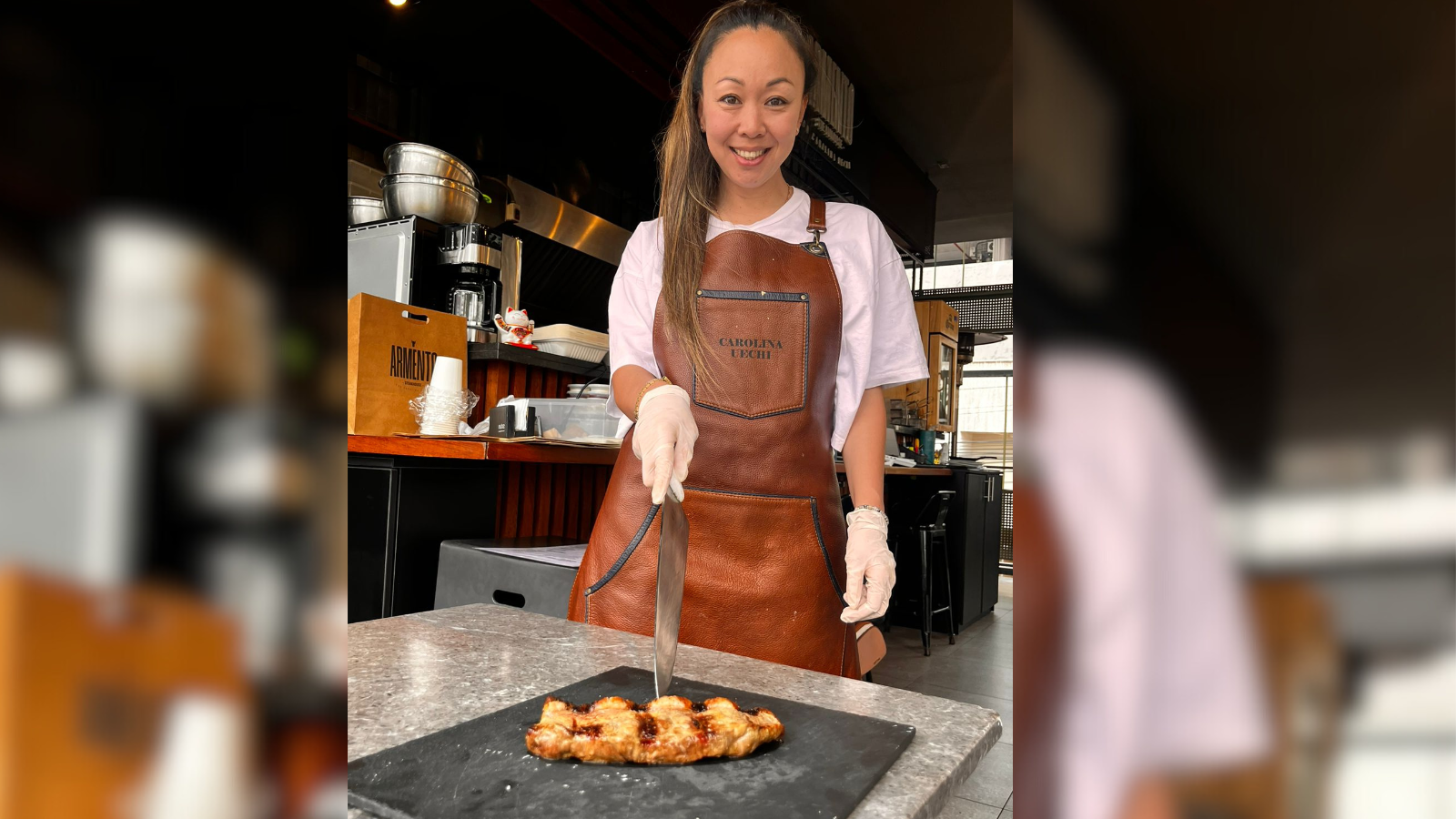 Carolina te recibe con una cálida sonrisa, y con su filudo cuchillo en la mano. Lo que sigue es una experiencia deliciosa.