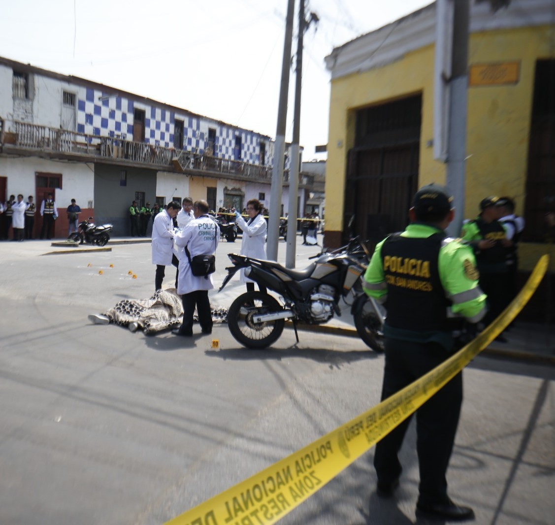 EXPUESTO. El suboficial López Reyes estaba vestido de civil y a bordo de una moto cuando fue atacado a balazos. El asesino fue capturado ayer. 