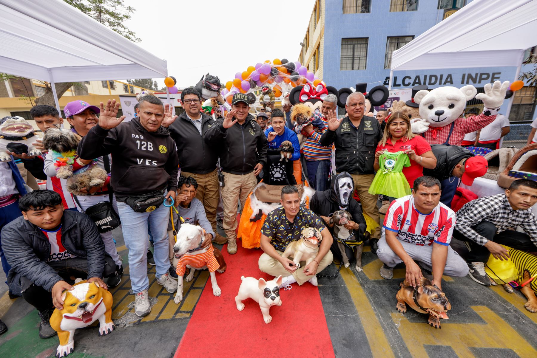 Presos, mascotas y policías en el desfile de Halloween