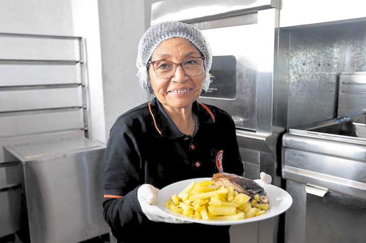 emprendimientos. Ideado por adultos mayores, la pollería Sabrozón Norteño es un éxito en Pachacútec. Arriba, el taller de Kallpa Clothing reusa uniformes de Repsol para crear bolsos.