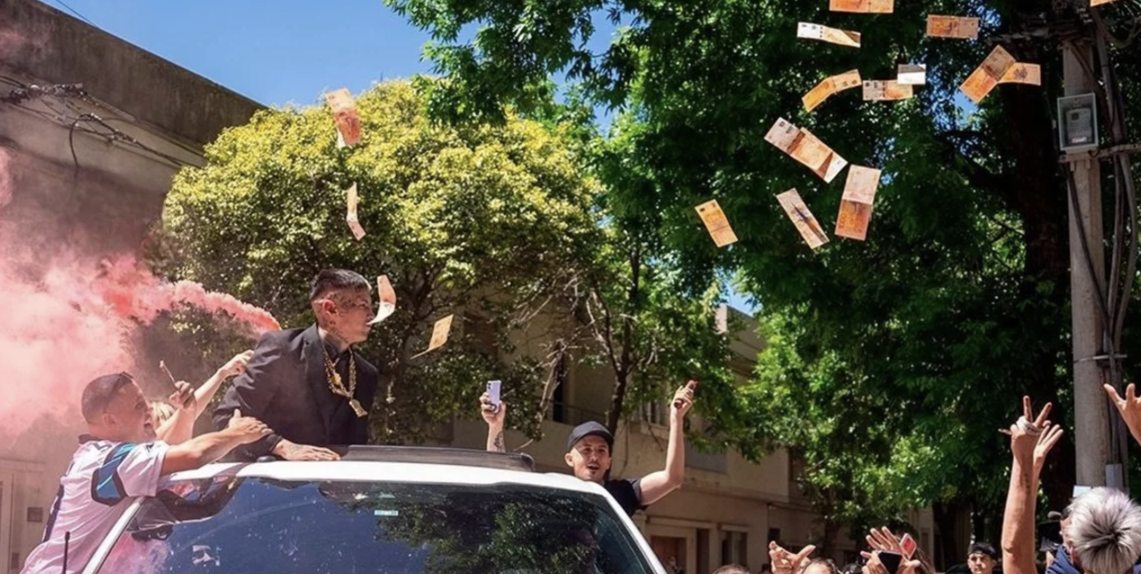 L-Gante tiró dinero en la calle.