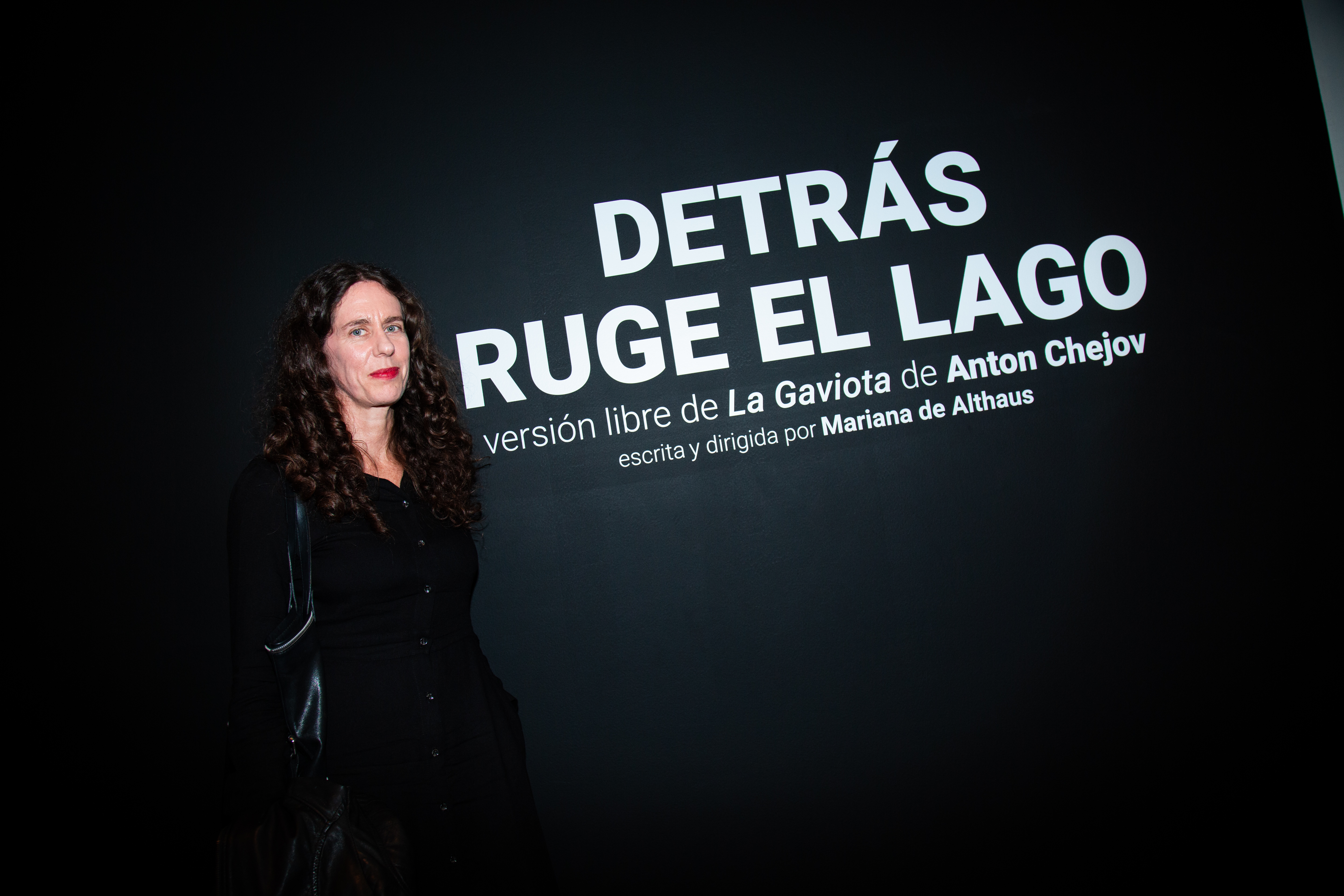 Mariana de Althaus Detrás Ruge el Lago