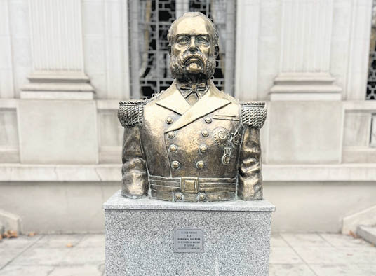 Grau en el mundo. Busto del Almte. Miguel Grau en la Embajada de Perú en Chile. Son al menos diez los países que tienen un monumento en honor al Caballero de los Mares.