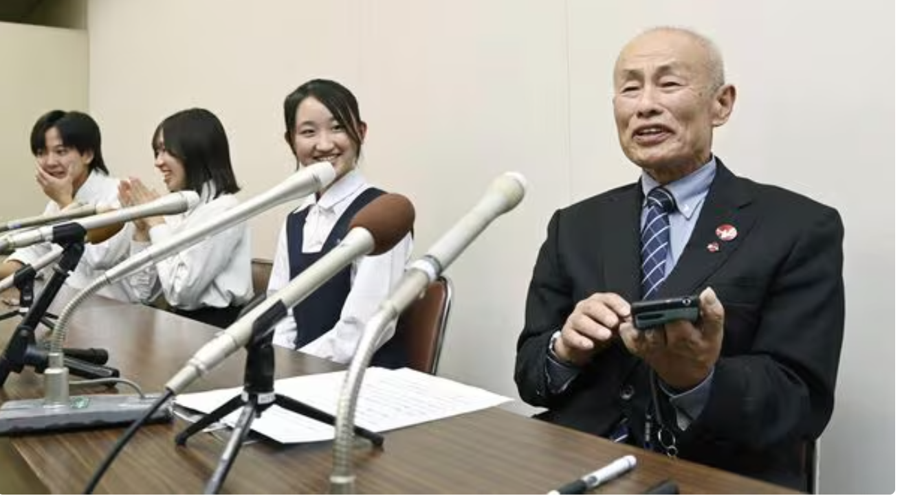 El presidente de la sucursal de Hidankyo en Hiroshima, Tomoyuki Mimaki, quien estaba en el ayuntamiento para el anuncio, aplaudió y lloró cuando recibió la noticia.