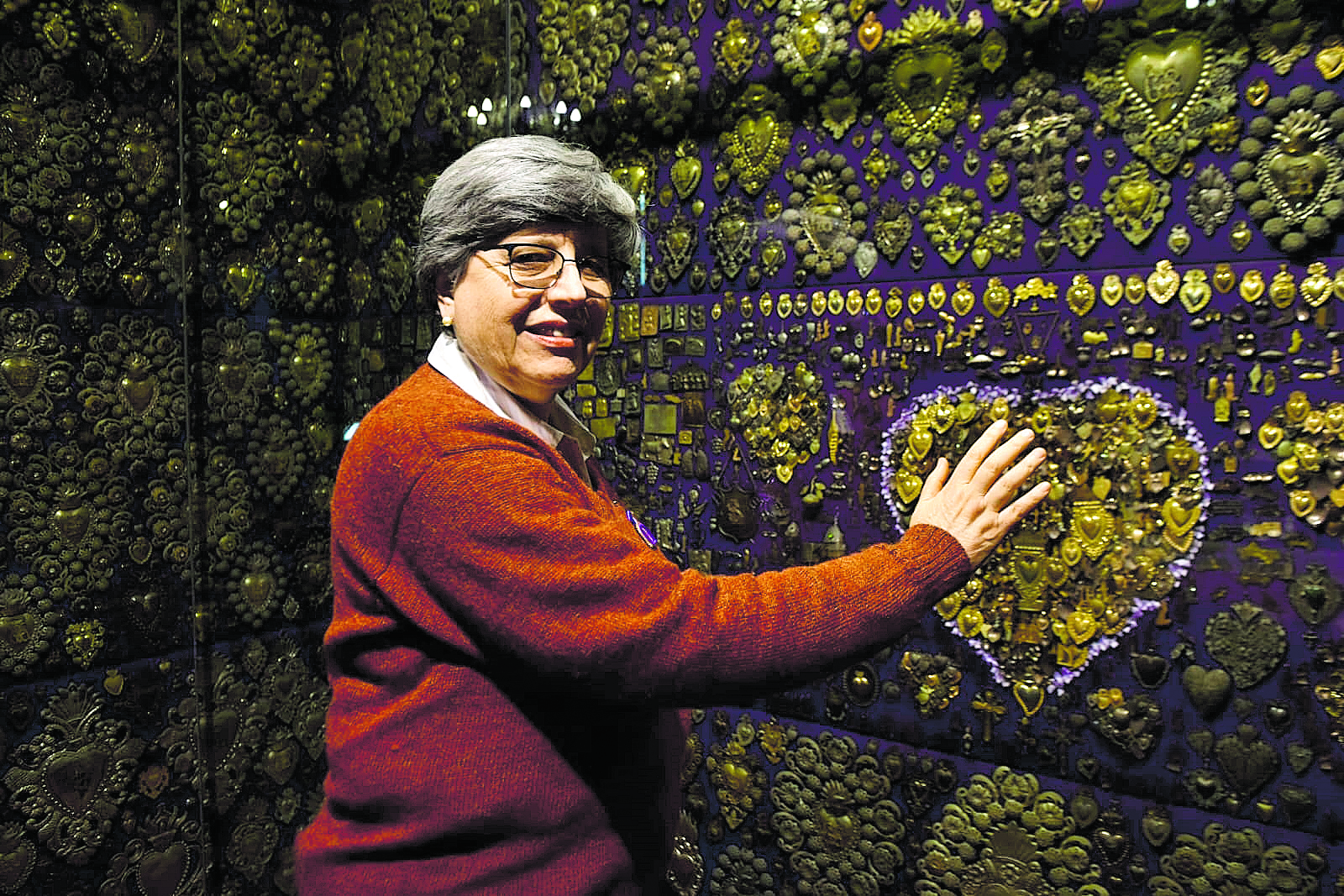 SANTA PARED. Liliana Canessa dirige el Museo Señor de los Milagros, donde destaca el mural con las gracias recibidas por los fieles. (Foto: Javier Zapata).