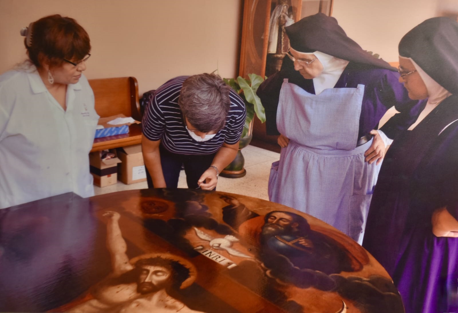 CUIDADORAS. Restauración del lienzo bajo la mirada de las madres carmelitas.