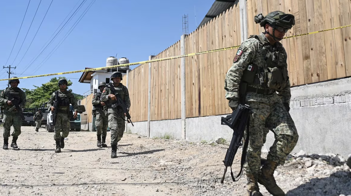 Soldados del ejército de México patrullan después de un enfrentamiento armado en Tecpan de Galeana, estado de Guerrero, México, el 24 de octubre de 2024. (Foto de Francisco ROBLES / AFP)