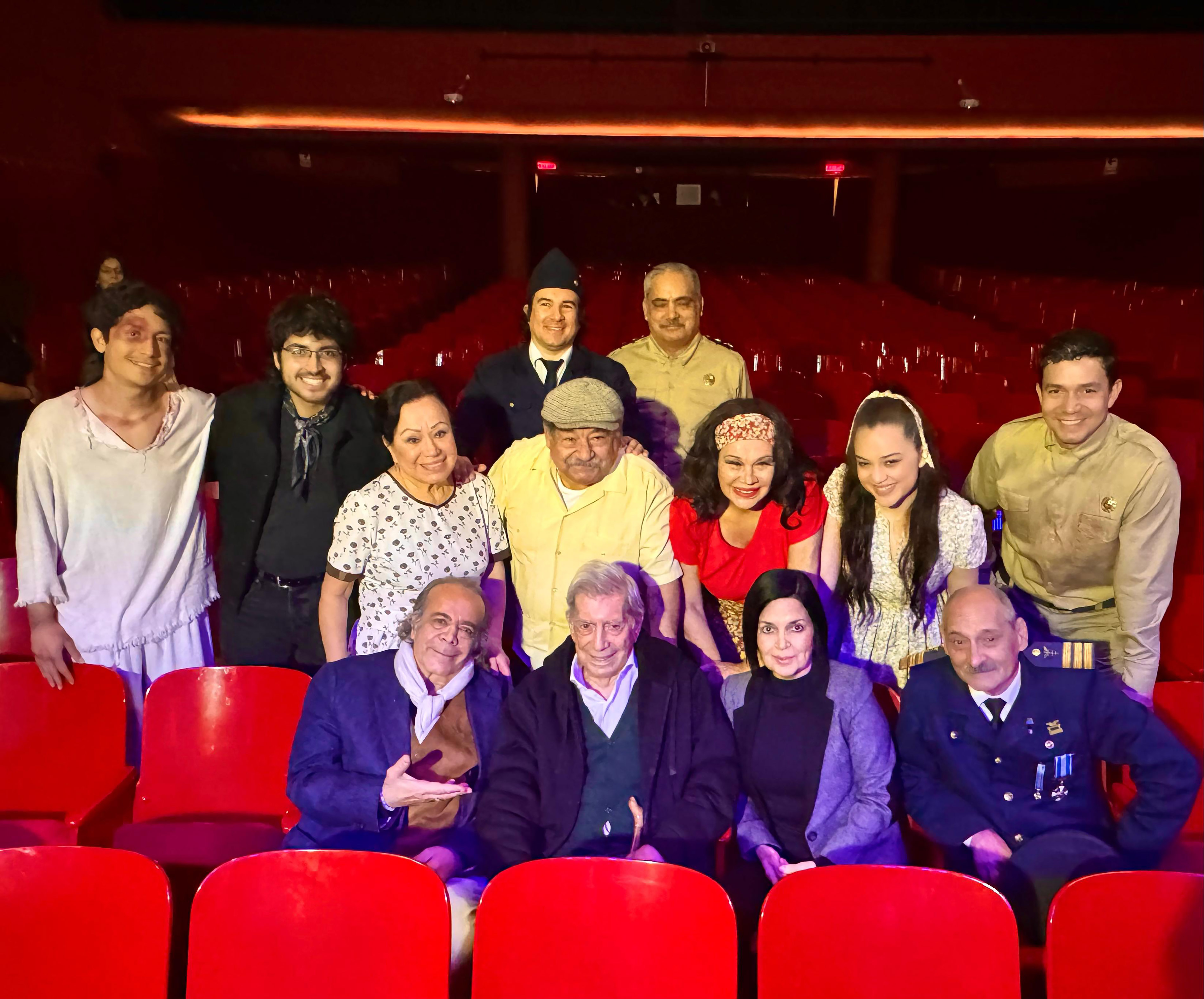 Vargas Llosa y el elenco de la obra.