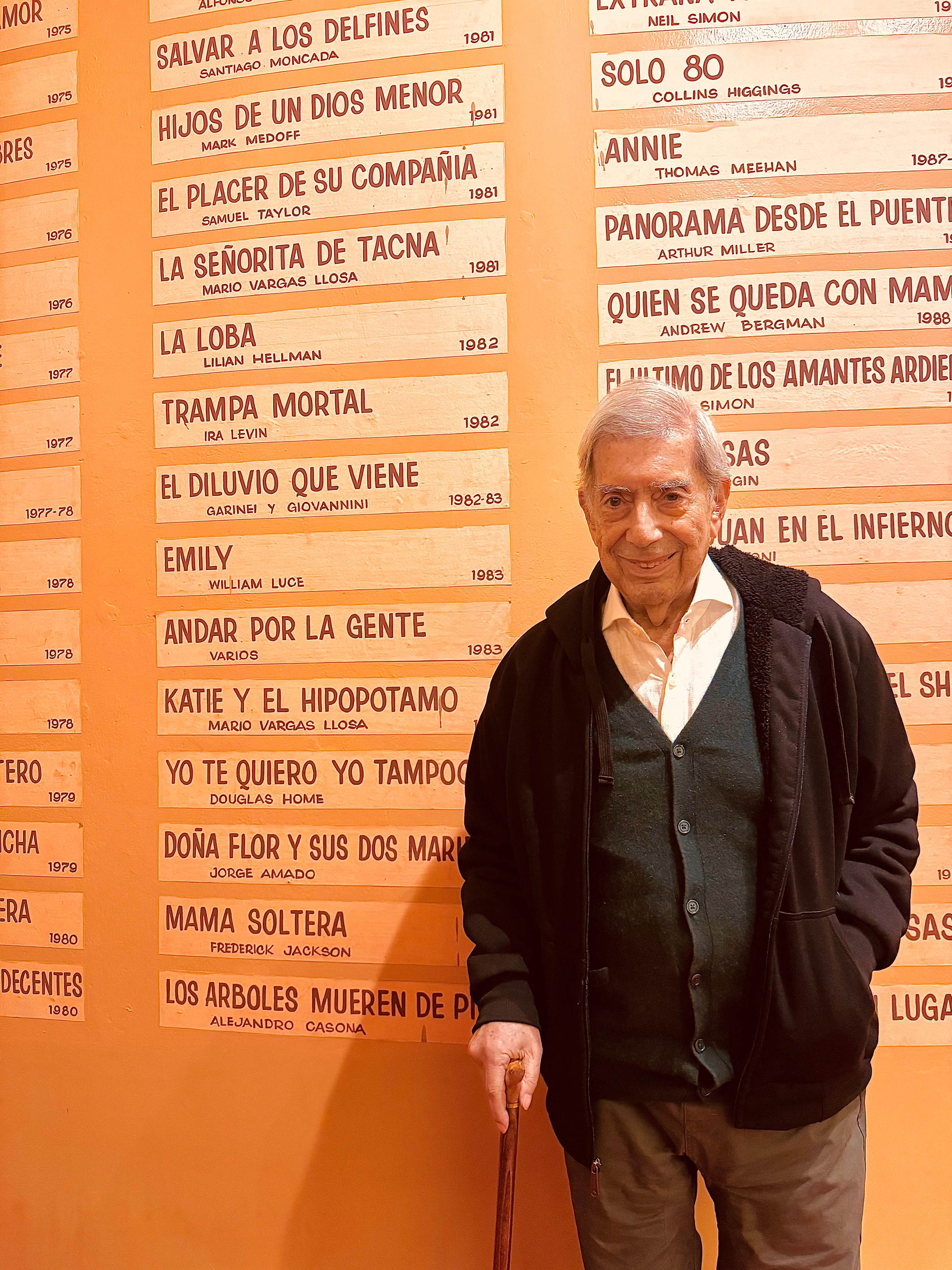 Vargas Llosa en el teatro Marsano.