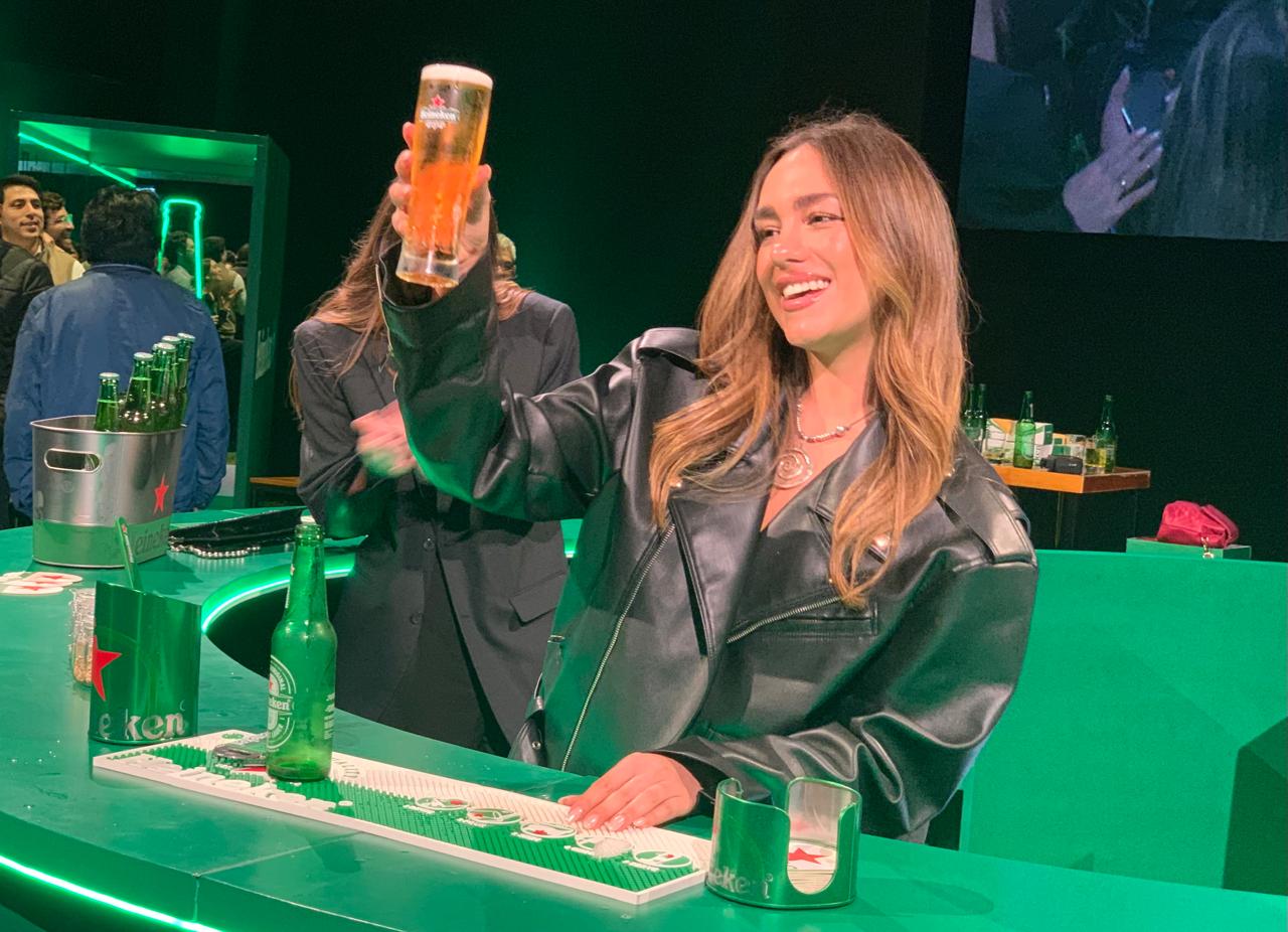 Aplicada alumna Luana Barrón en Master Perfect Serve Master Class de Heineken en la Casa Pardo.