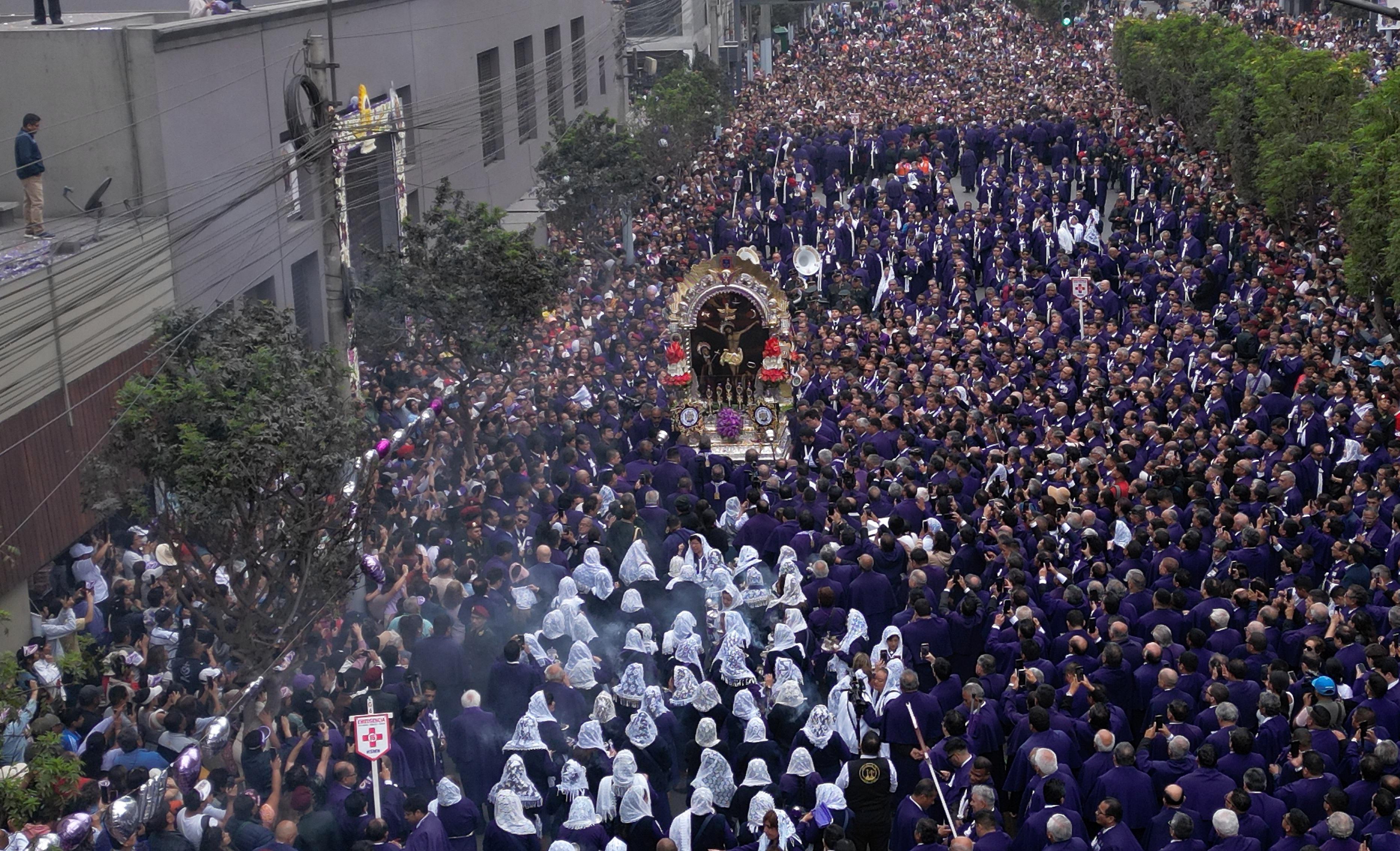 Cientos de devotos acompañan a la primera salida de la imagen del Señor de los Milagros en la Iglesia Las Nazarenas en el Centro de Lima.  (Fotos: Joel Alonzo/@photo.gec)