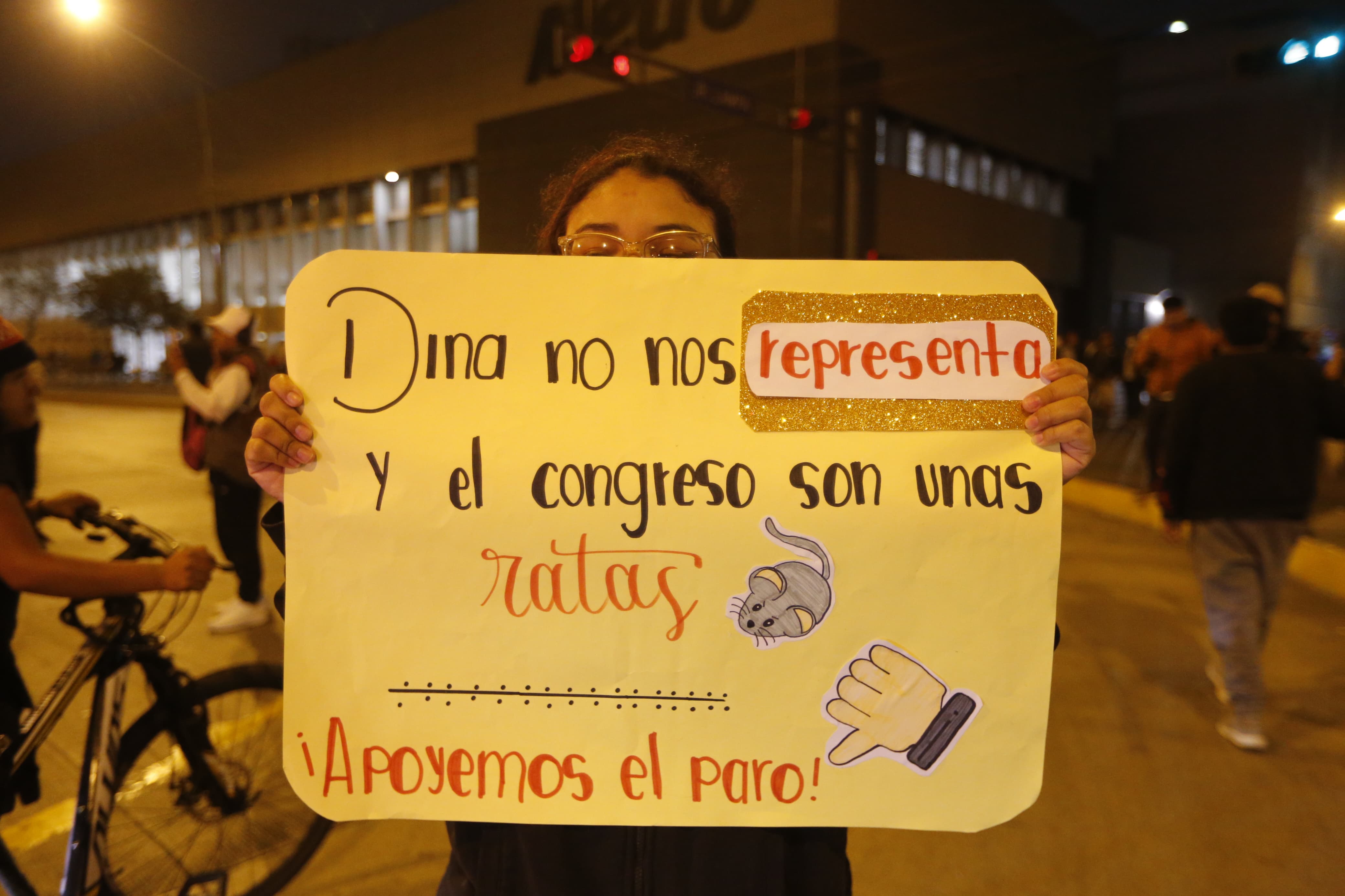 Manifestantes heridos tras enfrentamientos con la policía. (Fotos: Violeta Ayasta / @photo.gec)