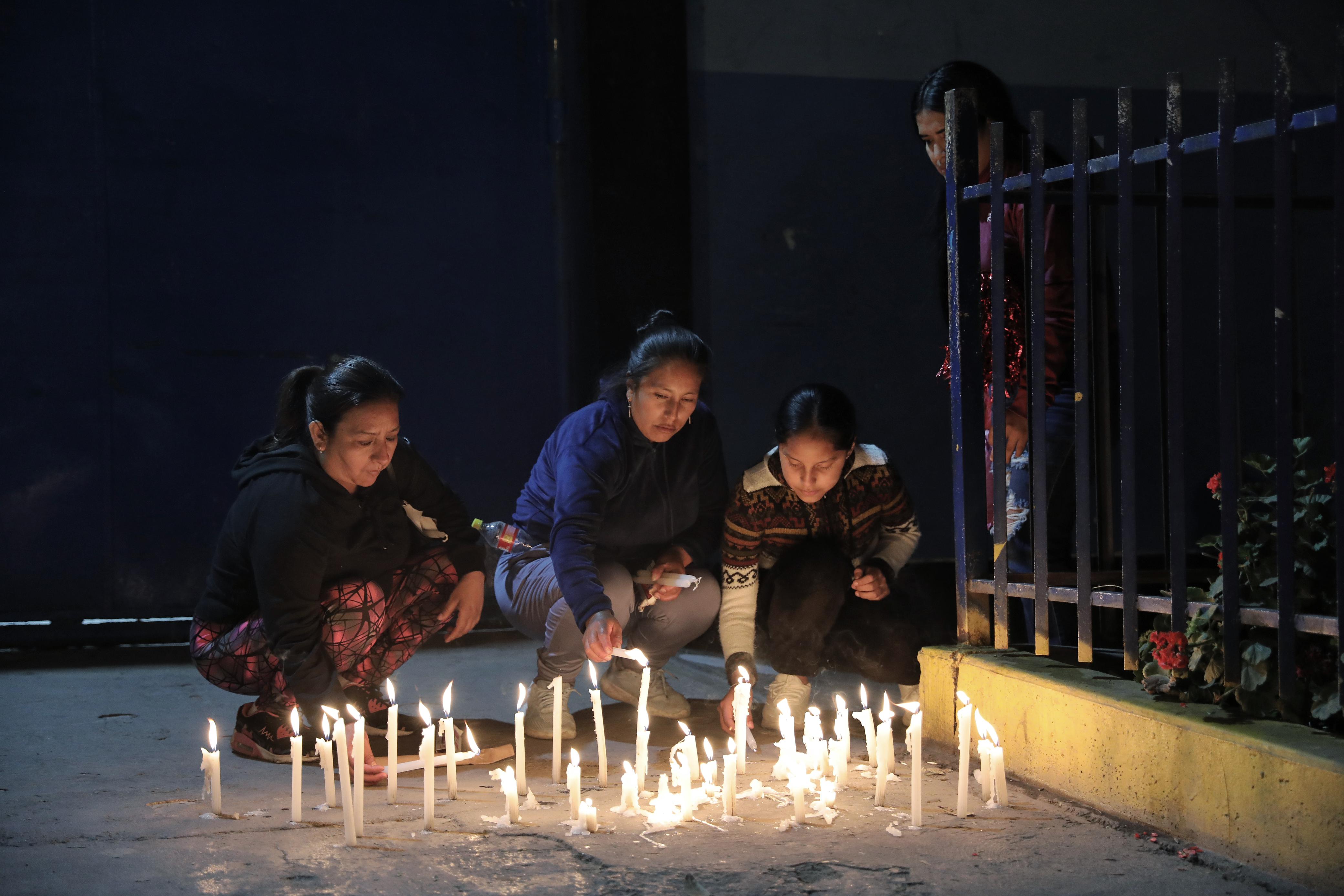 Encienden velas frente a la puerta del colegio Julio C. Tello de Ate Vitarte, donde asesinaron a un profesor frente a sus alumnos. Foto: Joel Alonzo/ @photo.gec