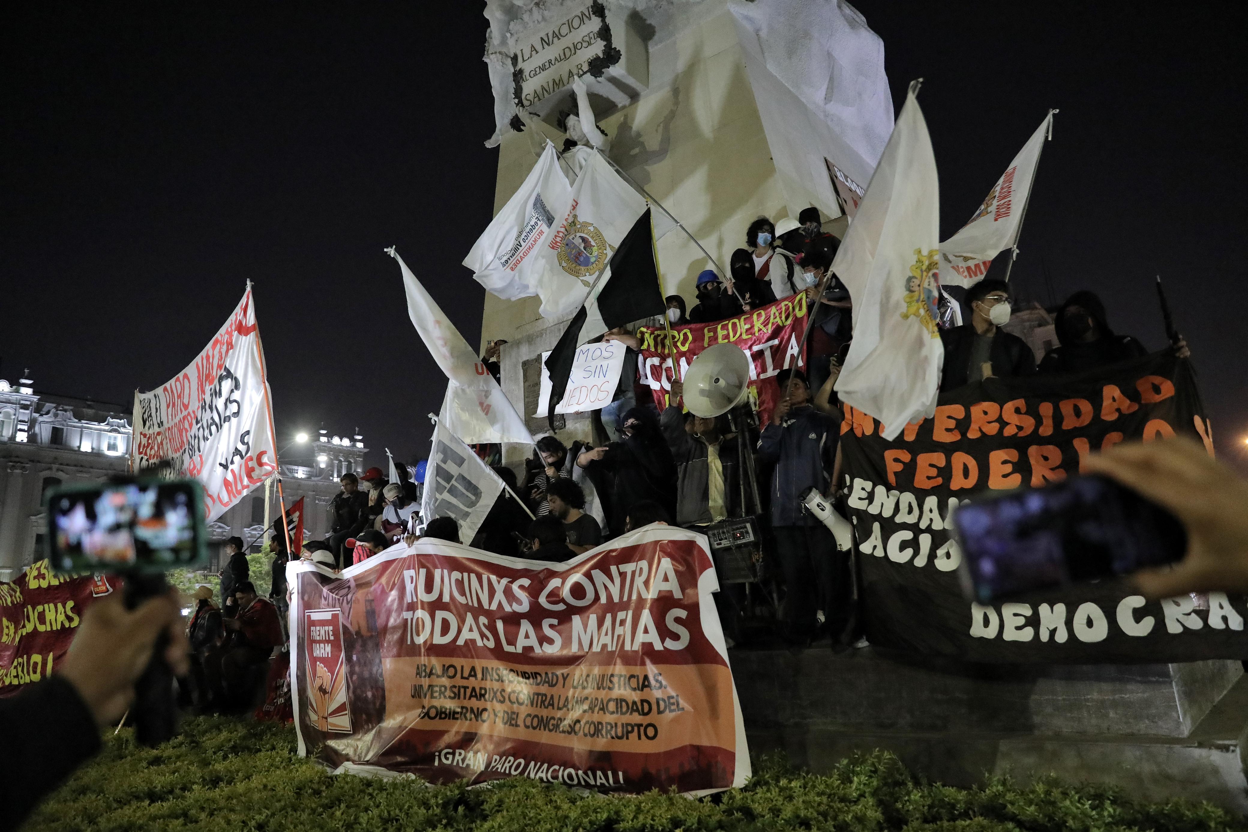 Manifestantes en la Plaza San Martín