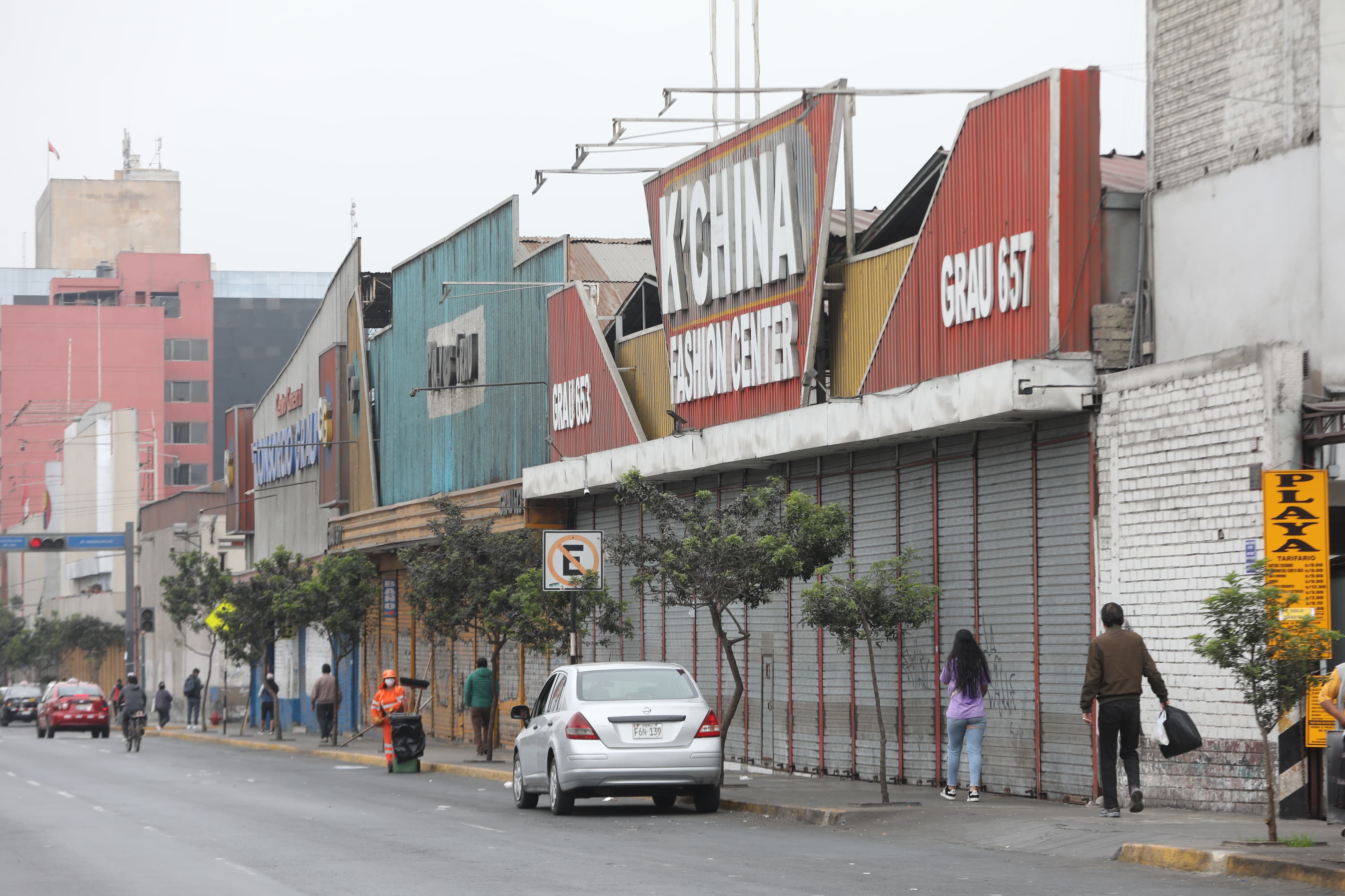 escasa presencia de vehículos y un ambiente inusualmente tranquilo. 